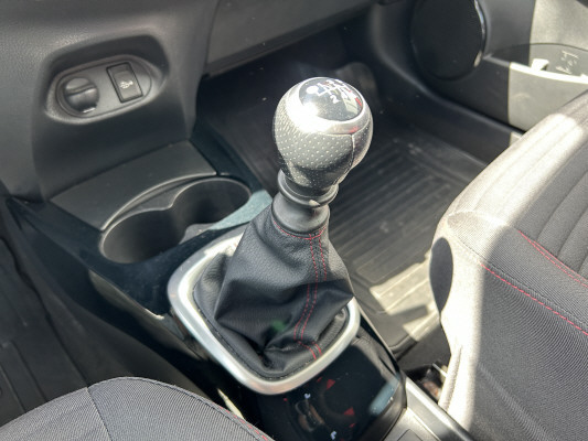TOYOTA Yaris 1.33 Style-image-12