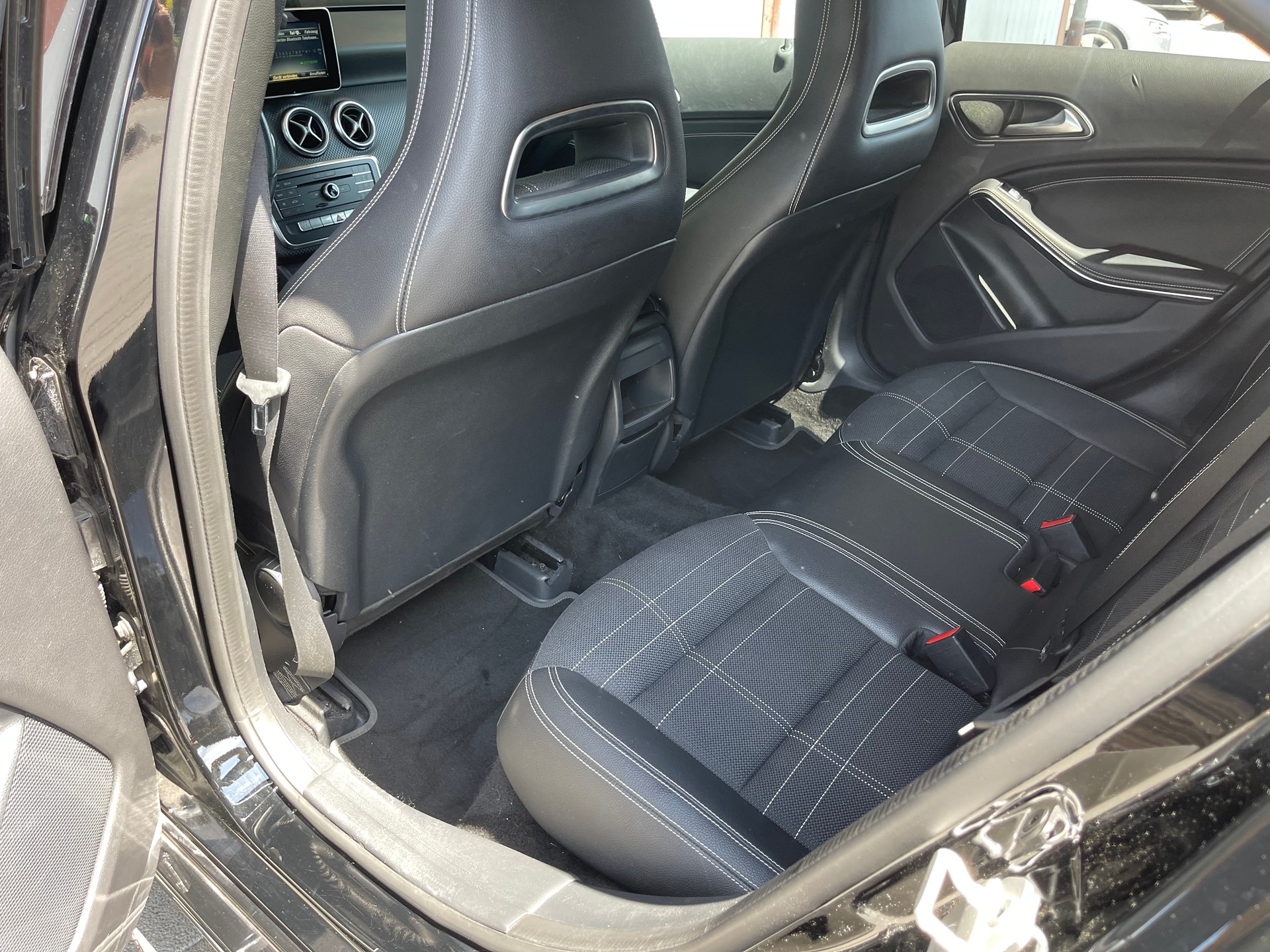 MERCEDES-BENZ A 200 AMG Line 7G-DCT-image-10