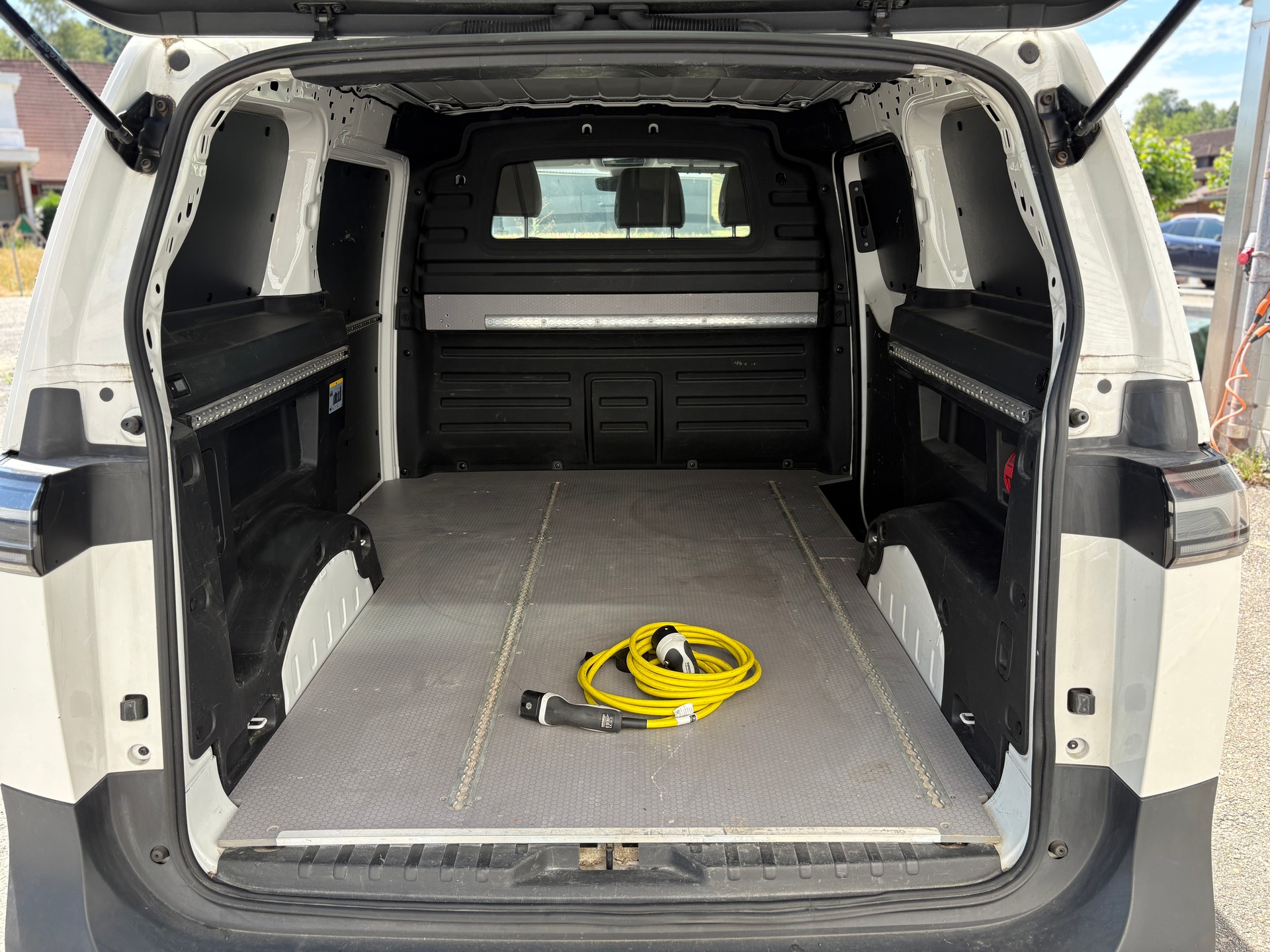 VW ID. Buzz Cargo-image-6