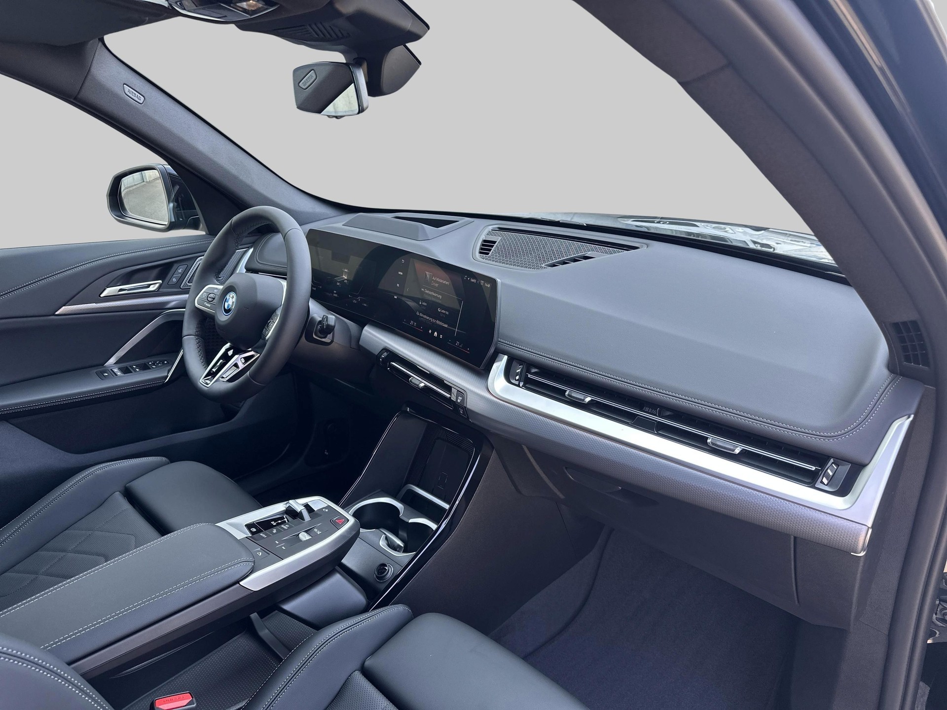 BMW iX1 eDrive 20 M Sport-image-10