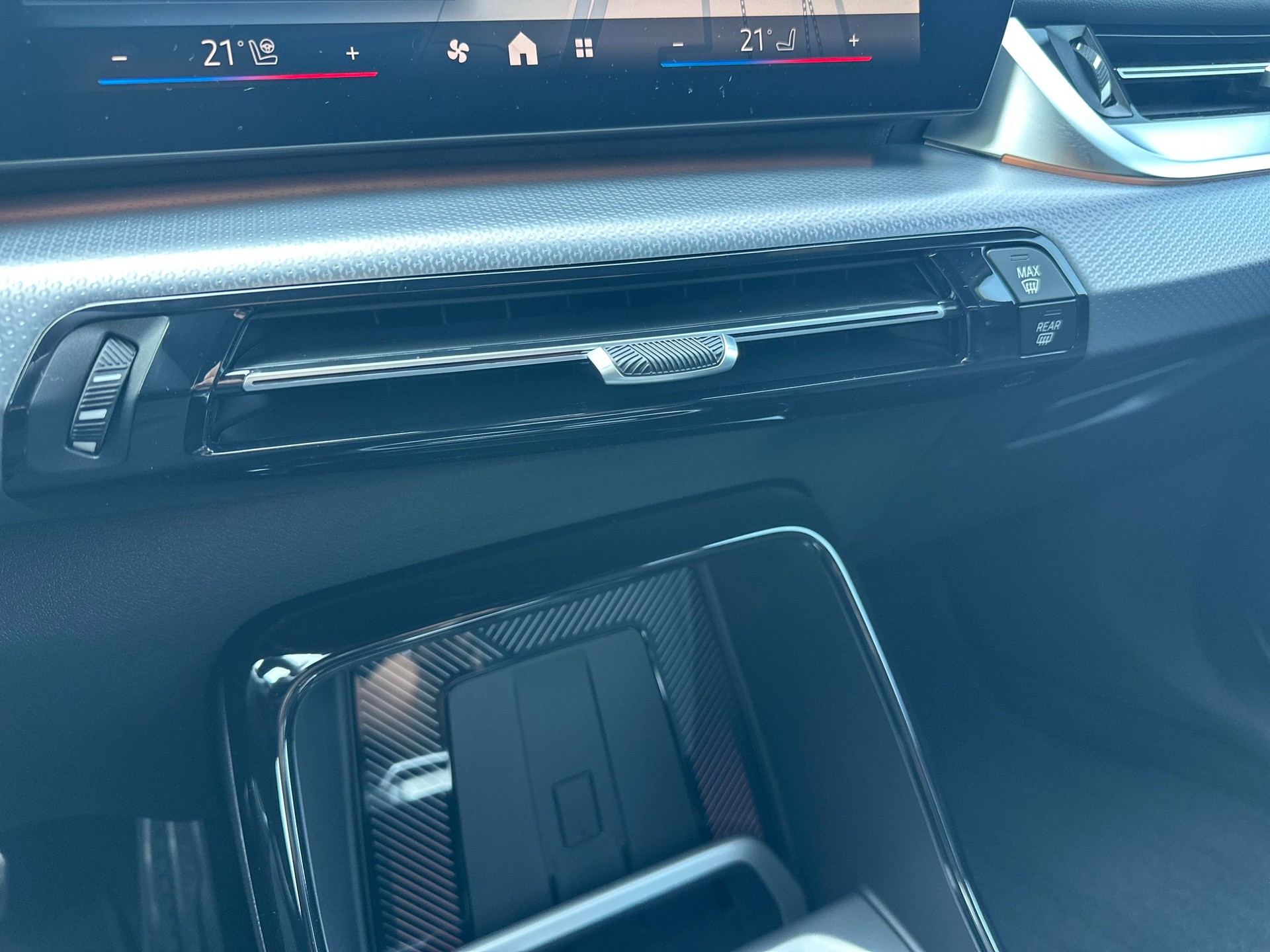 BMW iX1 eDrive 20 M Sport-image-14