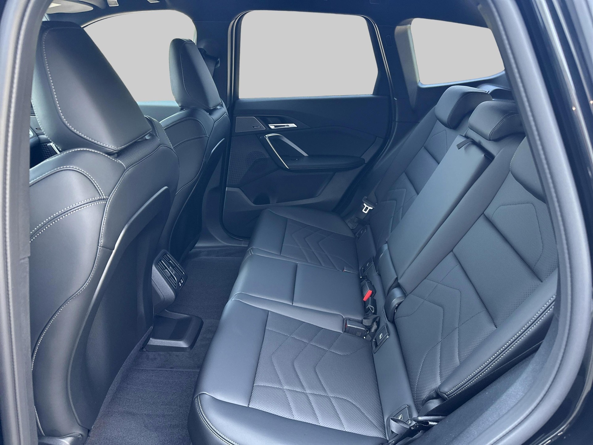BMW iX1 eDrive 20 M Sport-image-9