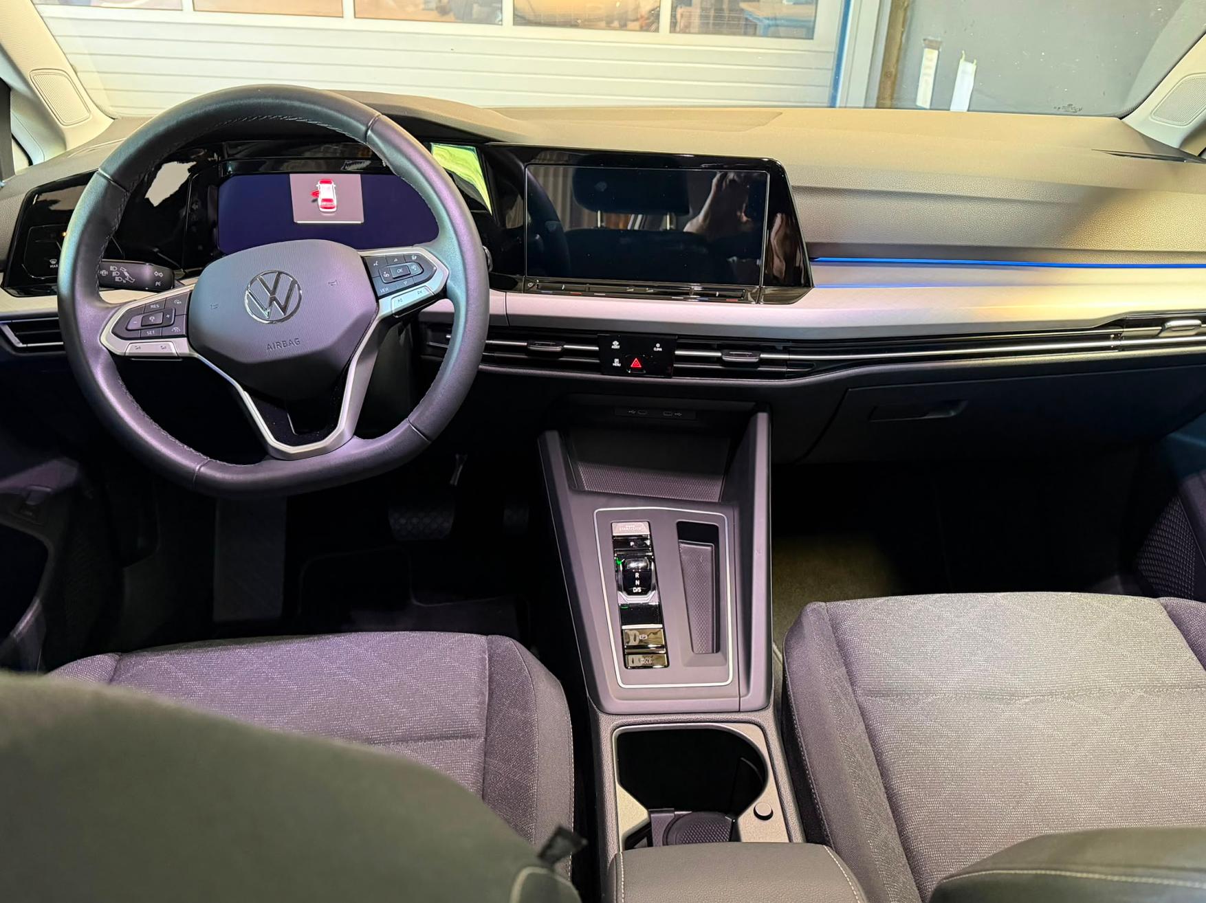 VW Golf VIII Variant 1.5 eTSI Life DSG-image-12