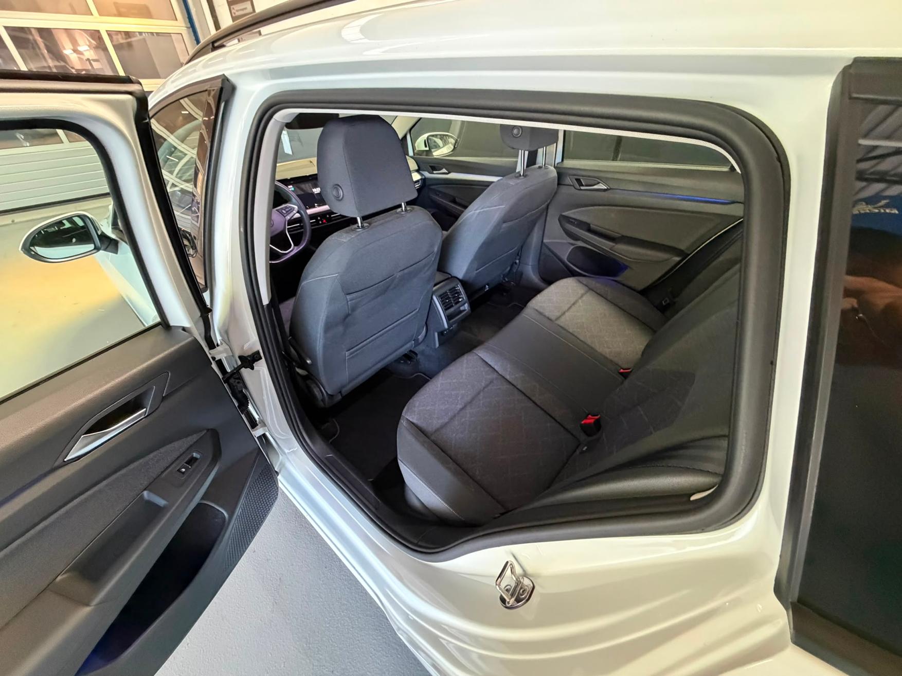 VW Golf VIII Variant 1.5 eTSI Life DSG-image-11