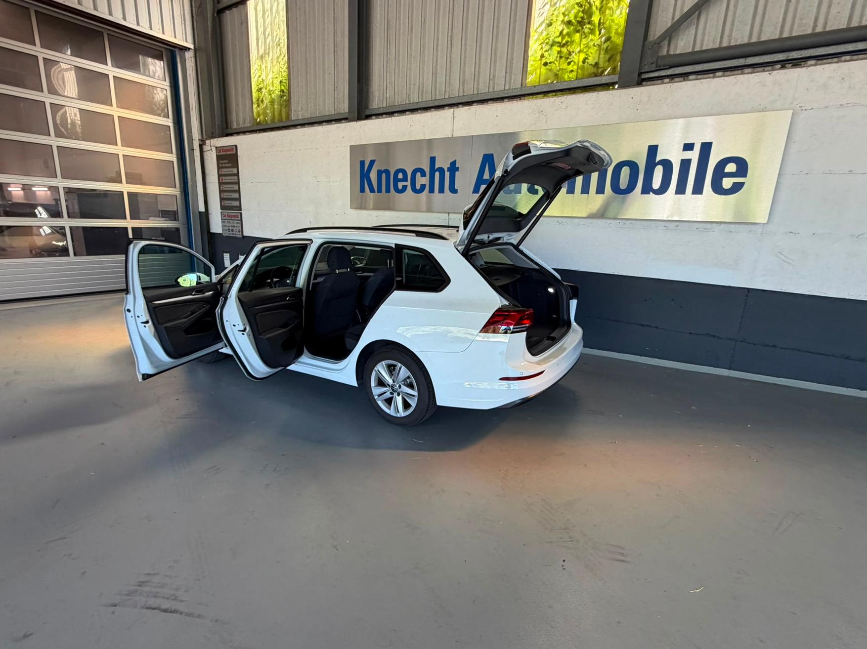 VW Golf VIII Variant 1.5 eTSI Life DSG-image-9