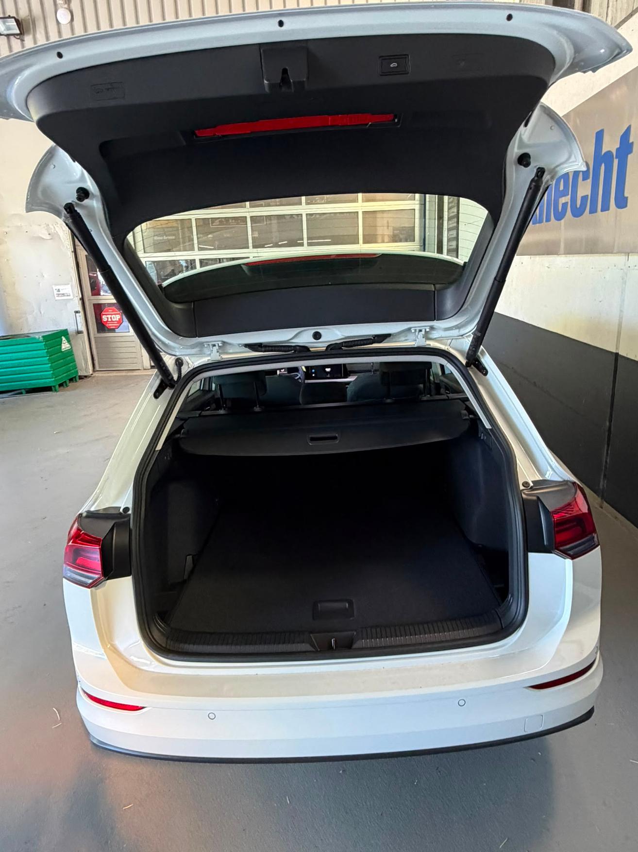 VW Golf VIII Variant 1.5 eTSI Life DSG-image-8