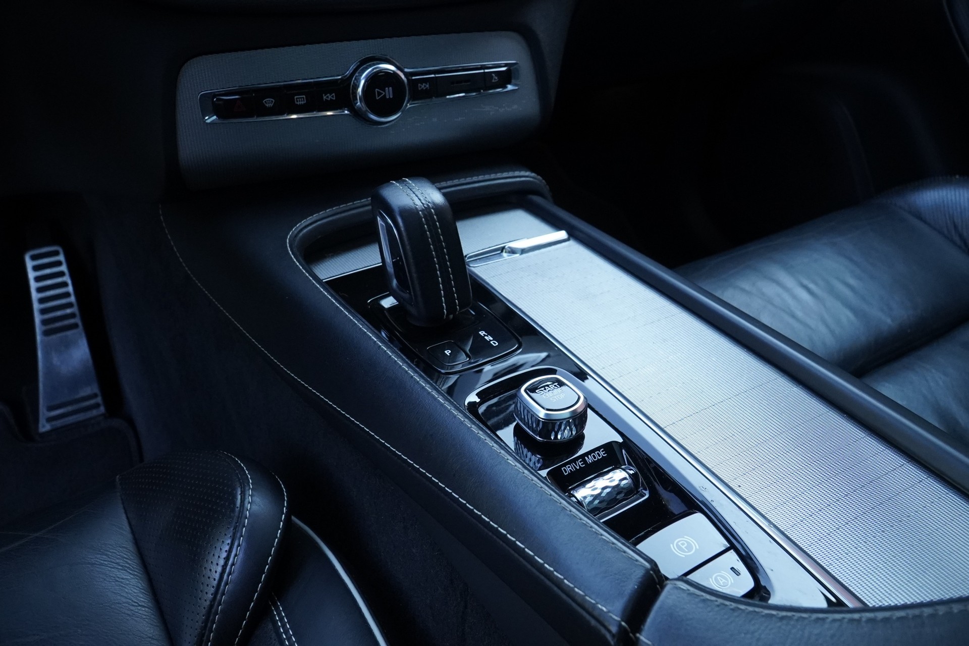 VOLVO XC90 T8 eAWD R-Design Expression Geartronic * CH Fahrzeug & AHK-7 Sitze *-image-9