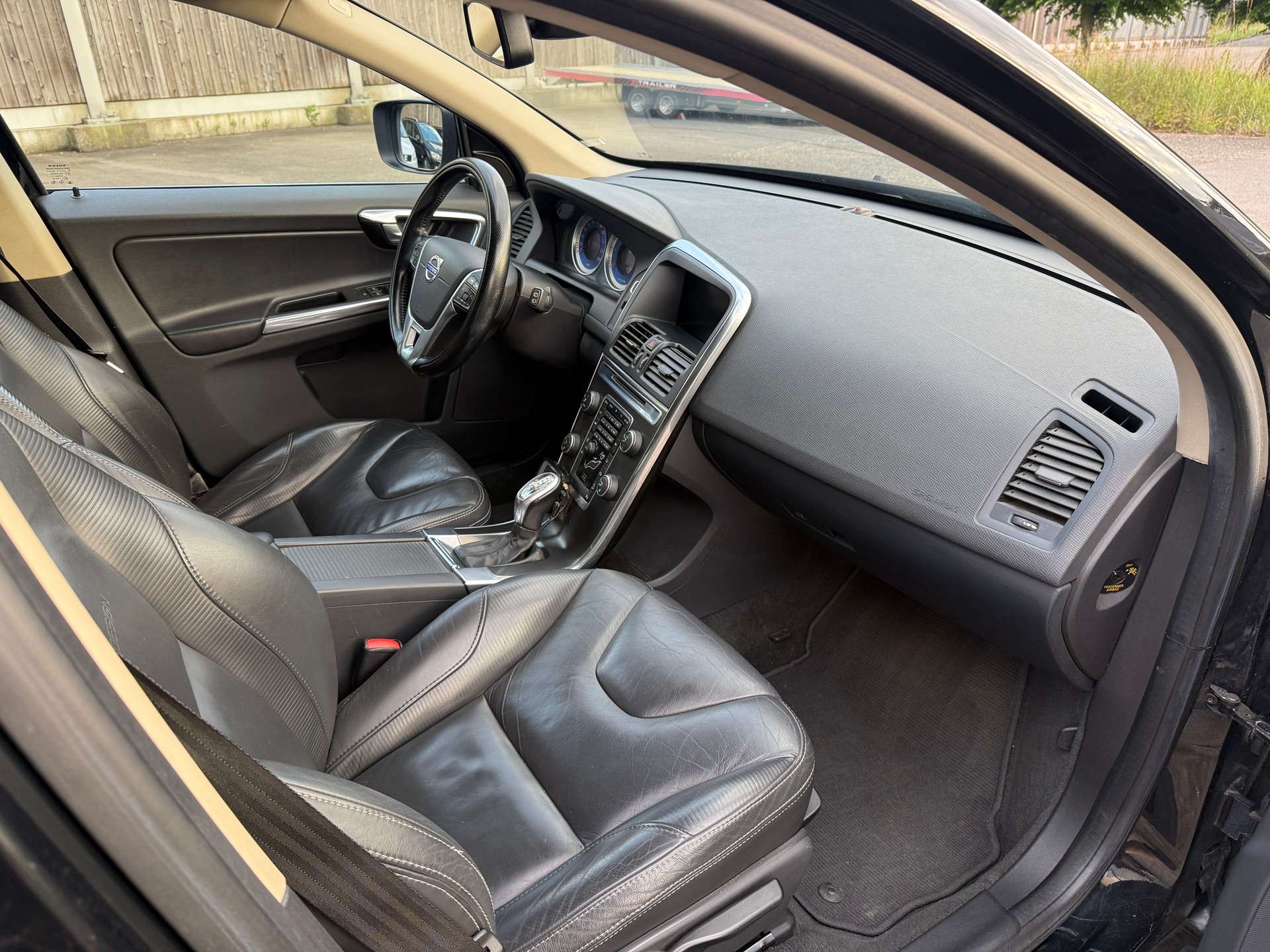 VOLVO XC60 D5 AWD R-Design Geartronic-image-9