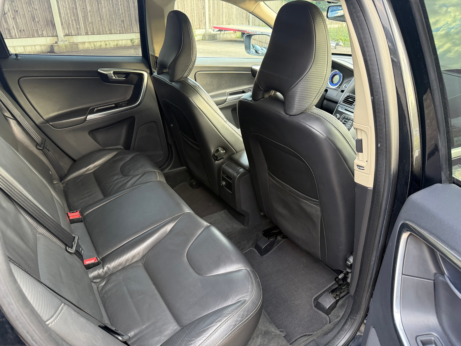 VOLVO XC60 D5 AWD R-Design Geartronic-image-8