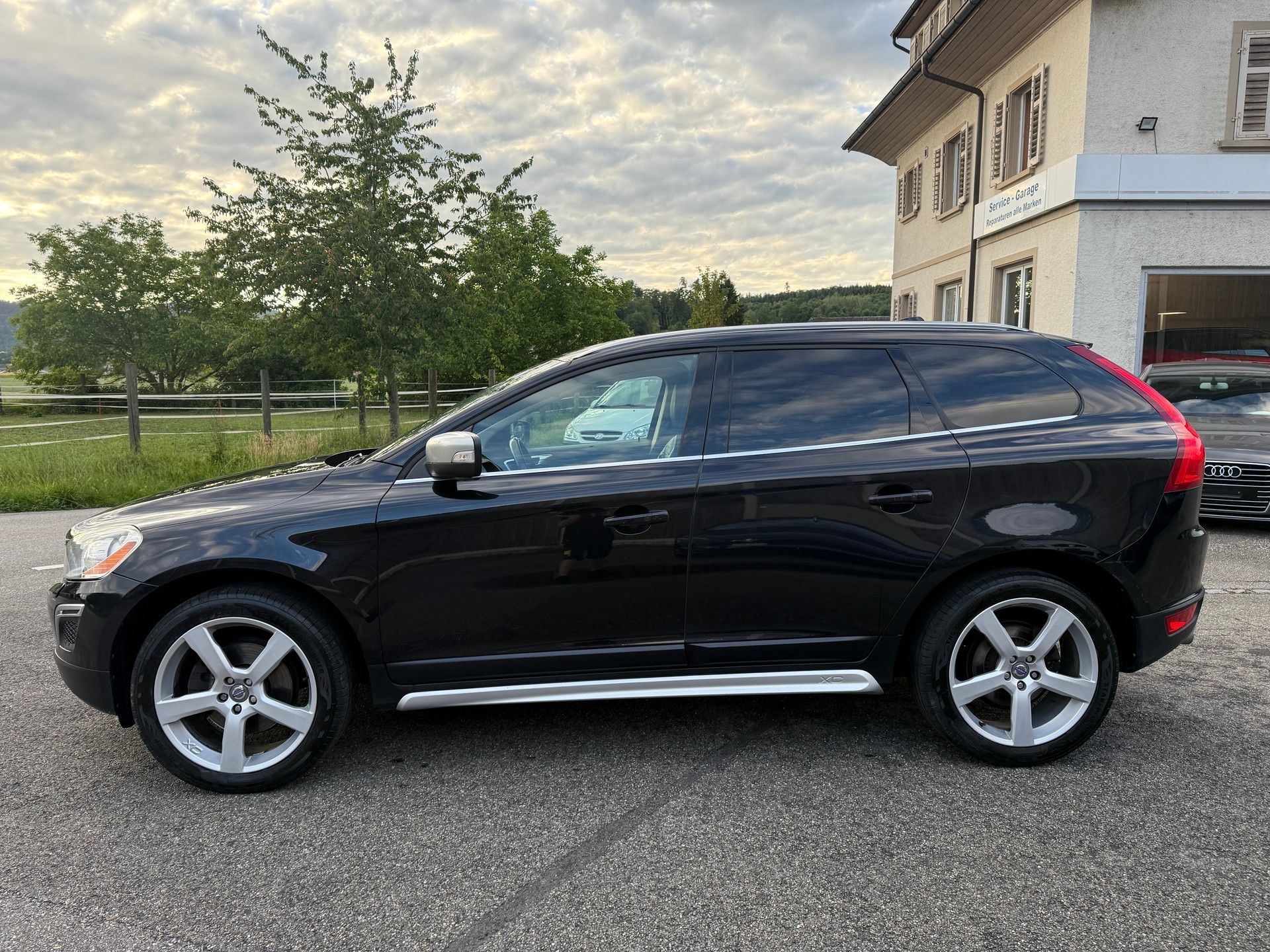 VOLVO XC60 D5 AWD R-Design Geartronic-image-1