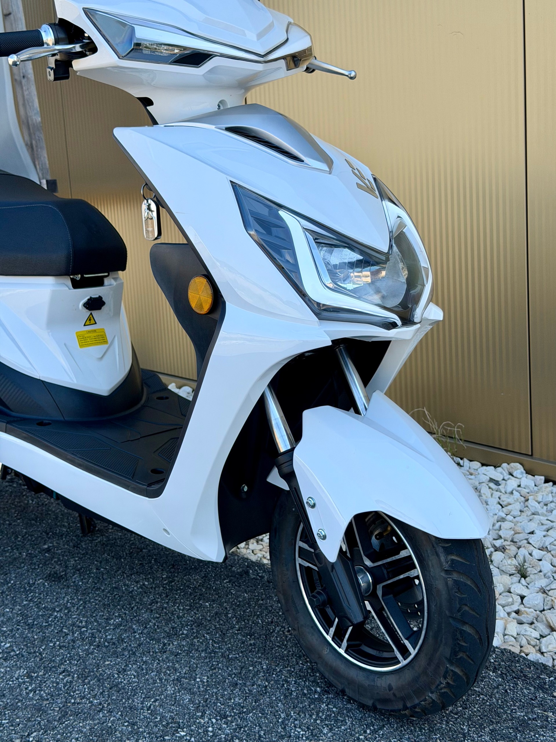 VENGO LEO scooter électrique 45km/h - Plaque jaune-showroom-element-2