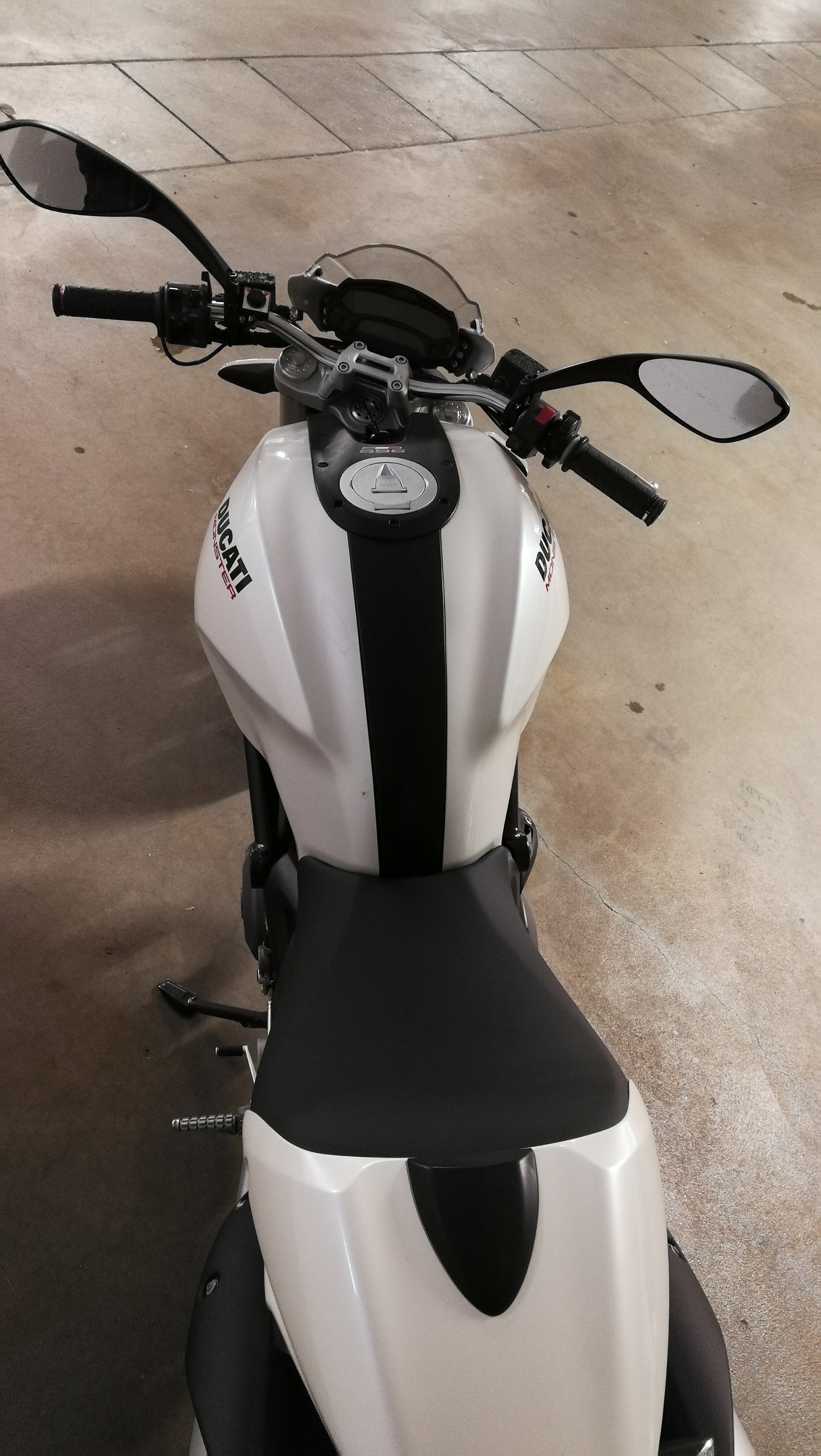 DUCATI Monster 696+ Weiss metallic-image-6