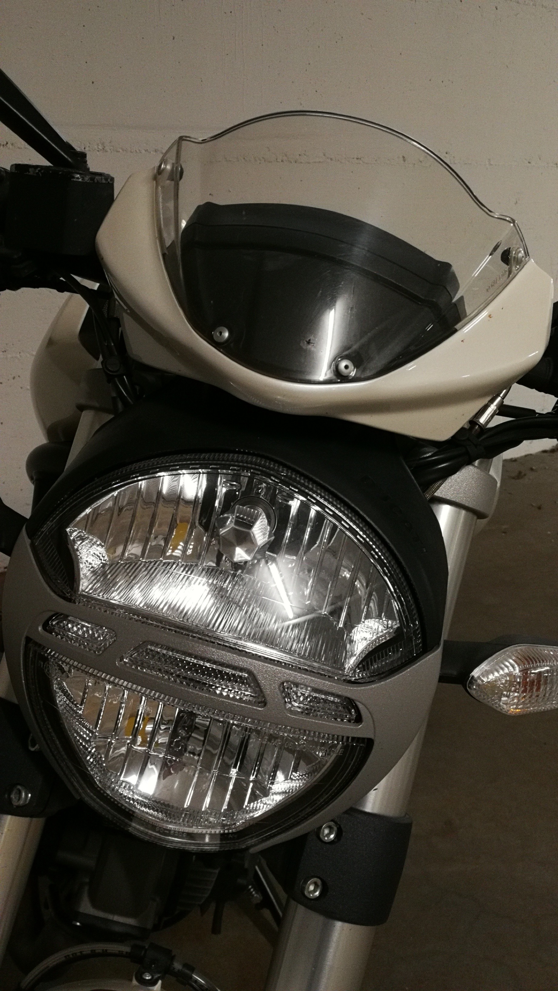 DUCATI Monster 696+ Weiss metallic-image-9