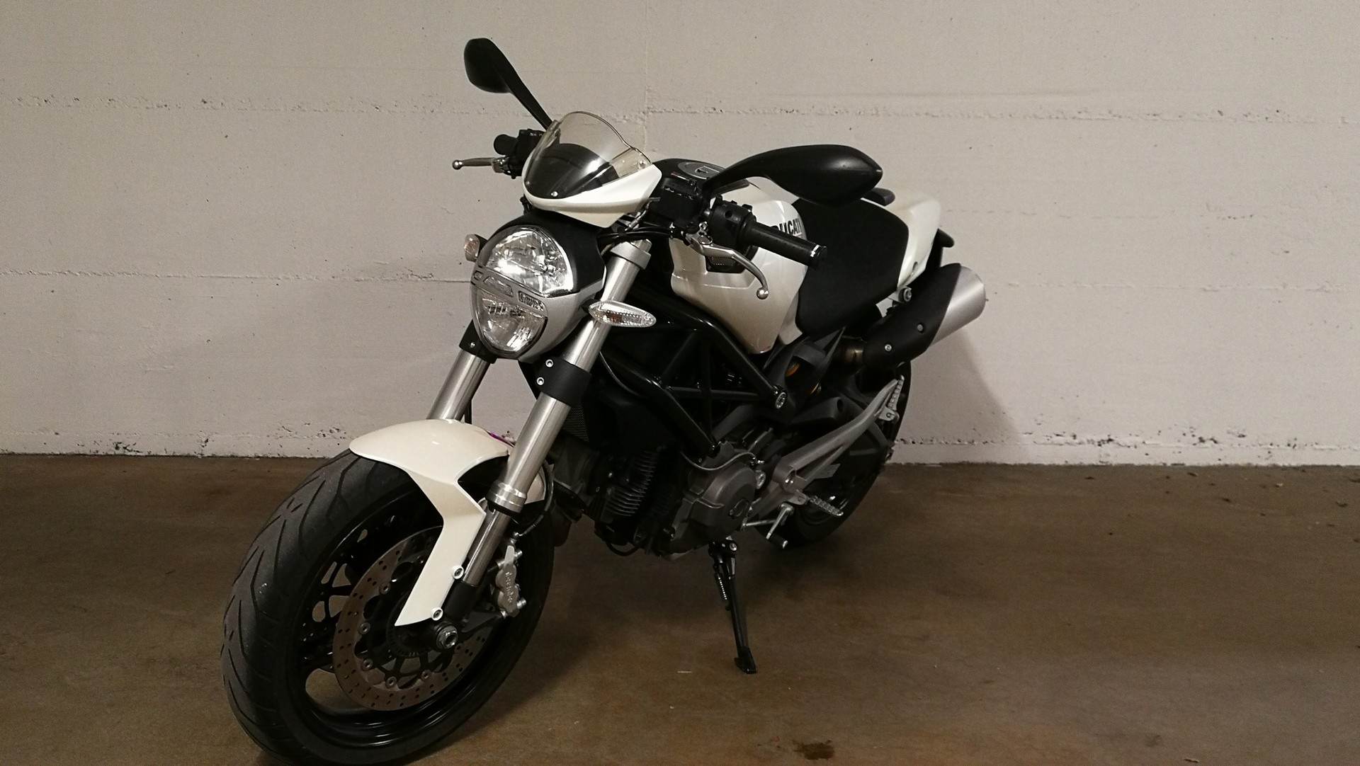 DUCATI Monster 696+ Weiss metallic-image-2