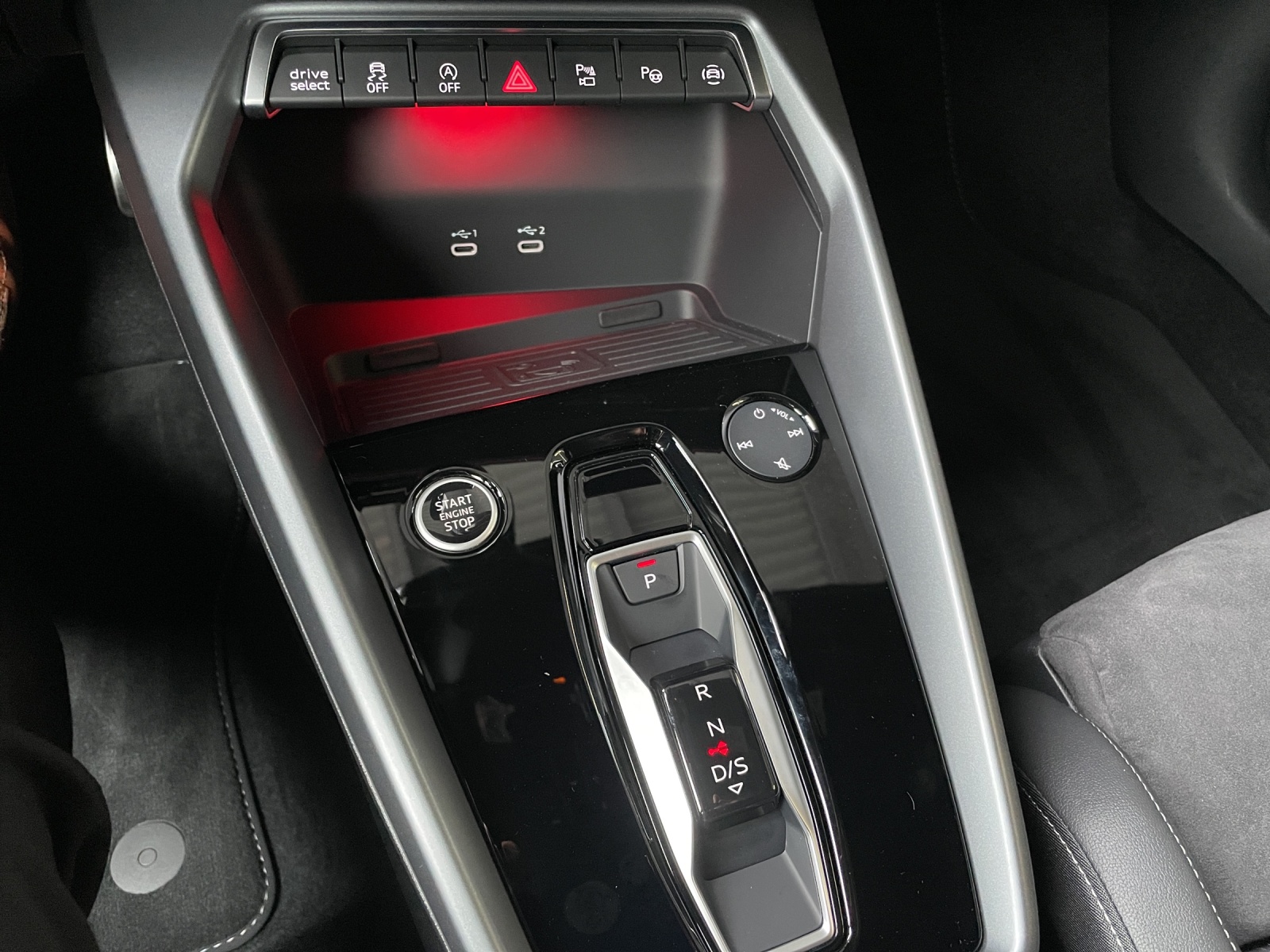 AUDI A3 Limousine TFSI 150 kW quattro S line S-tronic-image-12