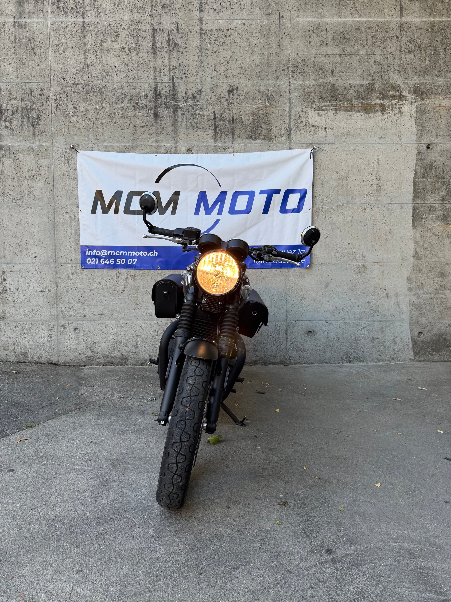 TRIUMPH Bonneville 900 T 100 Black ABS (35kW)-showroom-element-3