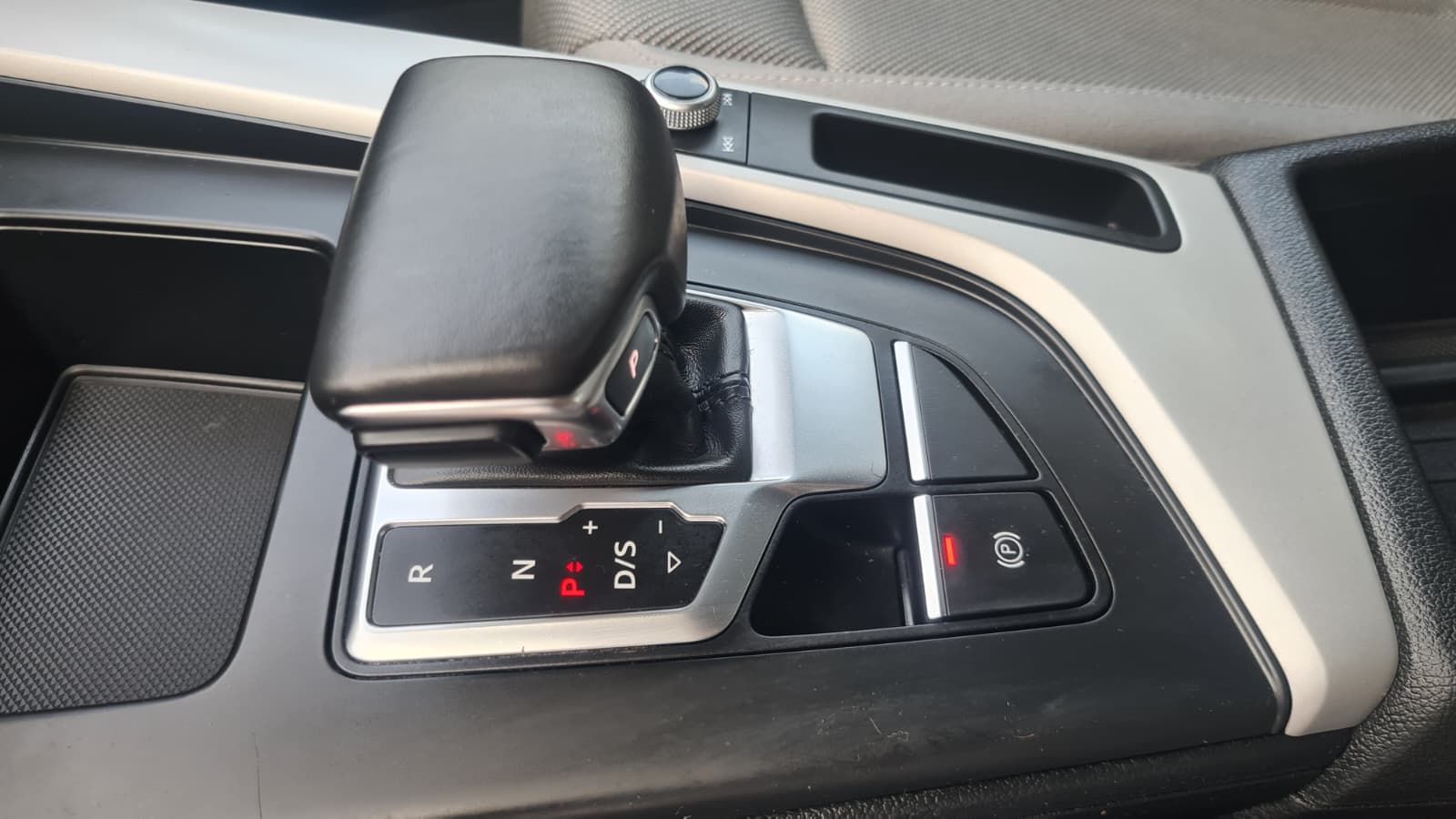 AUDI A4 Avant 40 TDI Attraction quattro S-tronic ** Gr-Navi ** RF-Kamera ** Panorama-Glasdach ** Sitzheizung ** Frisch Ab MFK **-image-12