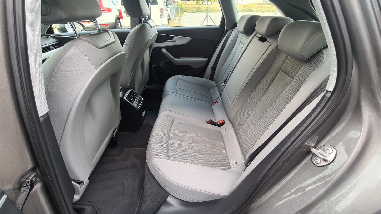 AUDI A4 Avant 40 TDI Attraction quattro S-tronic ** Gr-Navi ** RF-Kamera ** Panorama-Glasdach ** Sitzheizung ** Frisch Ab MFK **-image-19