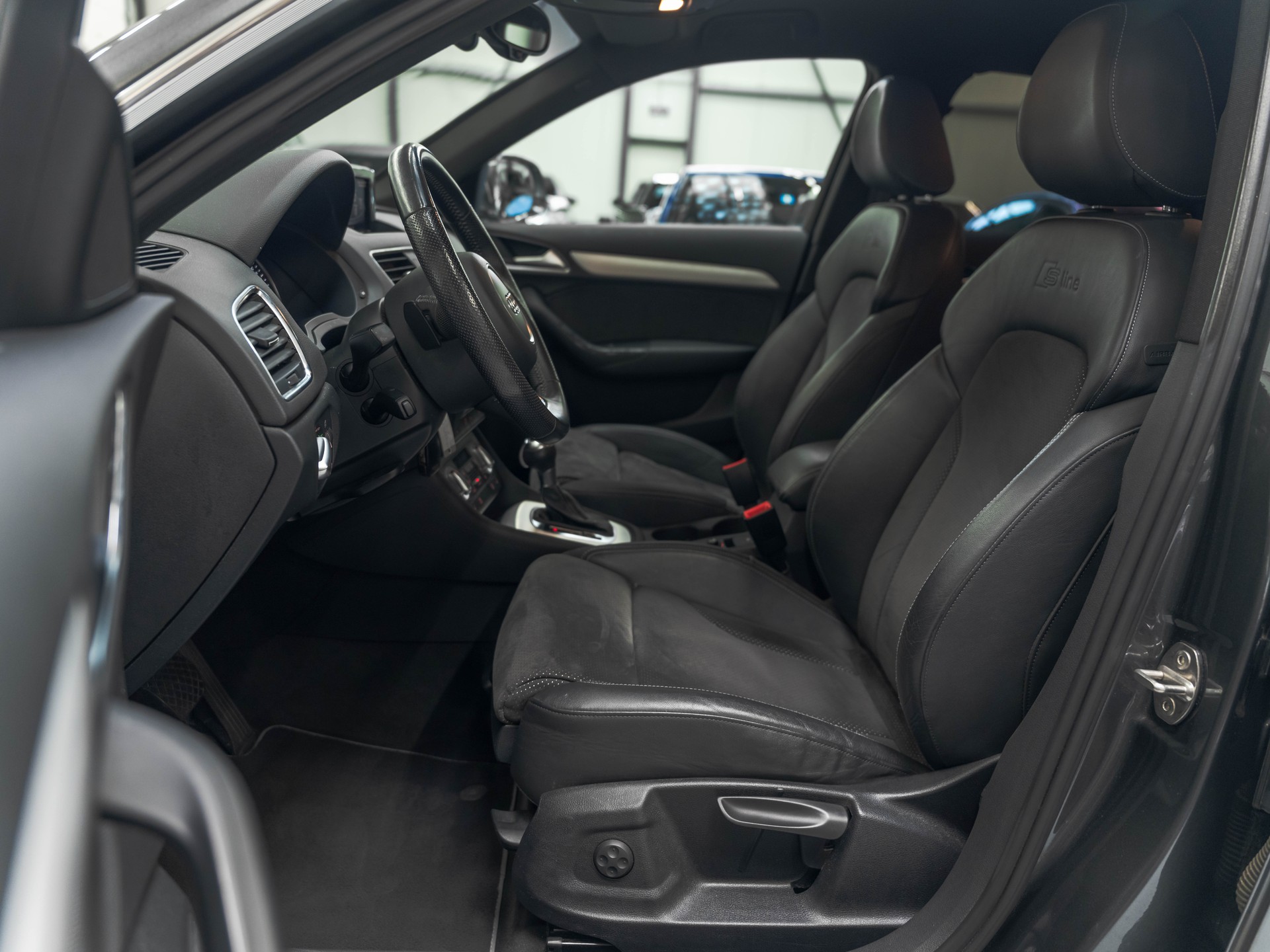 AUDI Q3 2.0 TDI quattro S-tronic-image-8