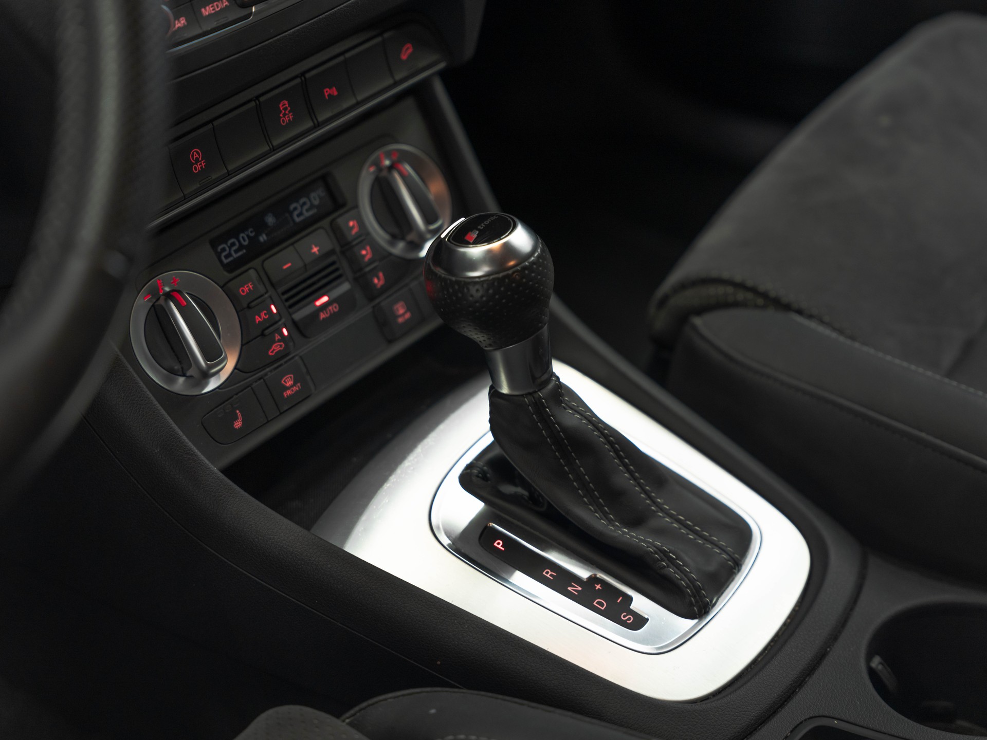 AUDI Q3 2.0 TDI quattro S-tronic-image-19