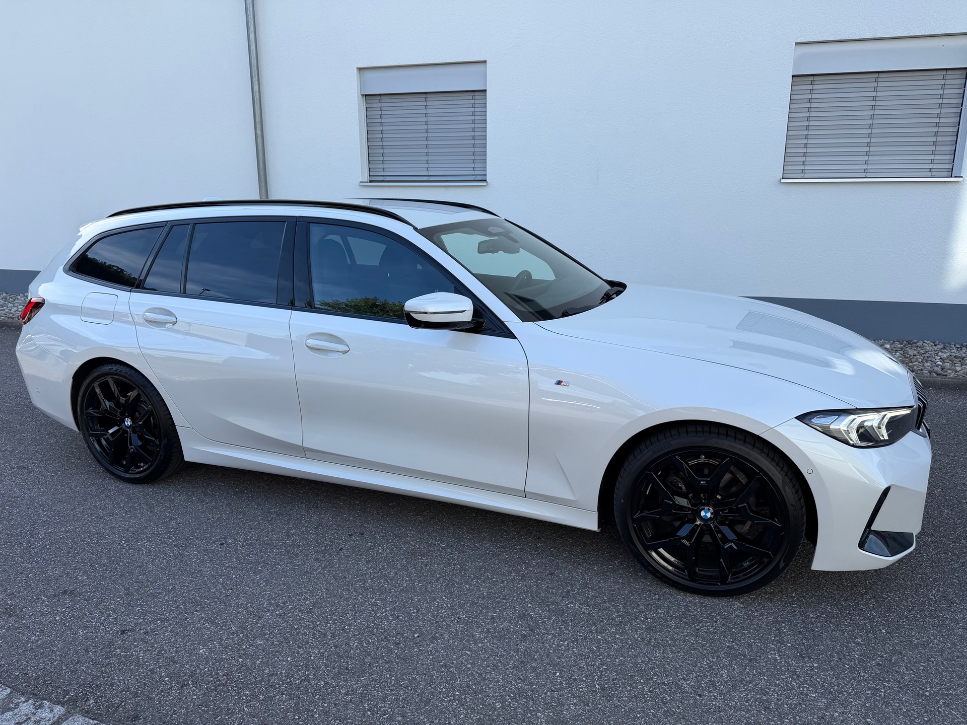BMW 320d xDrive 48V Touring Steptronic M Sport-showroom-element-3