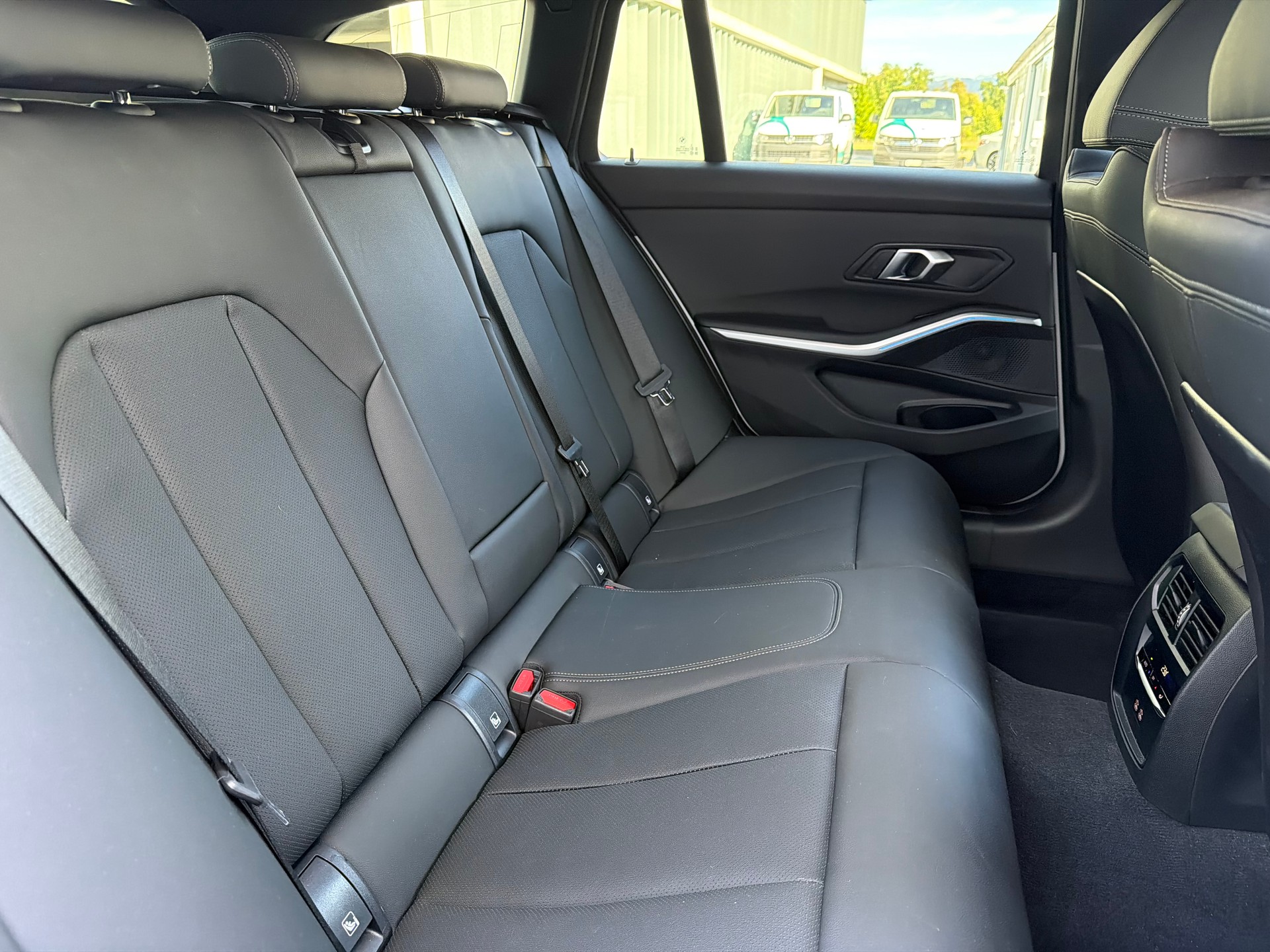 BMW 320d xDrive 48V Touring Steptronic M Sport-image-17