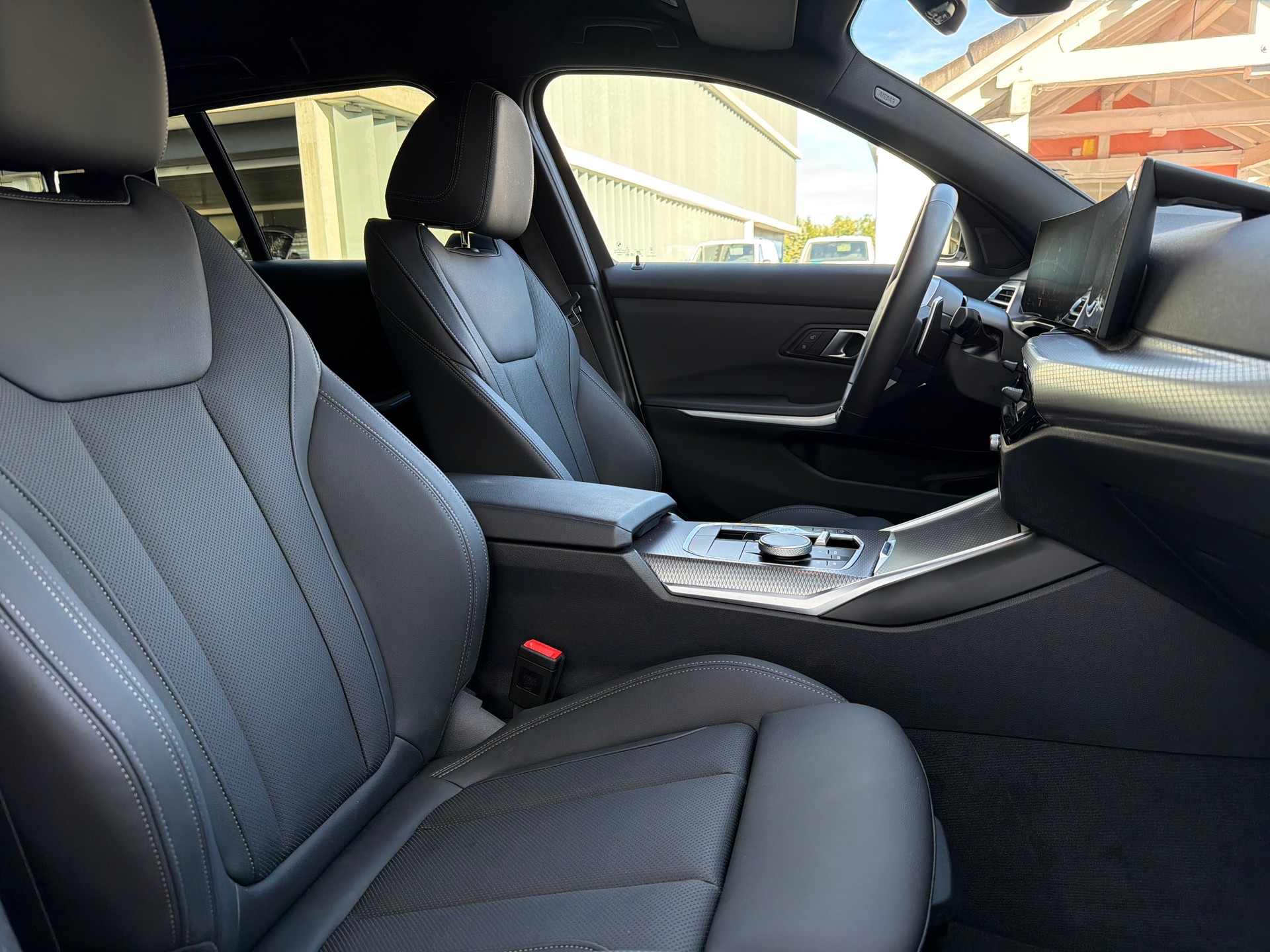 BMW 320d xDrive 48V Touring Steptronic M Sport-image-16