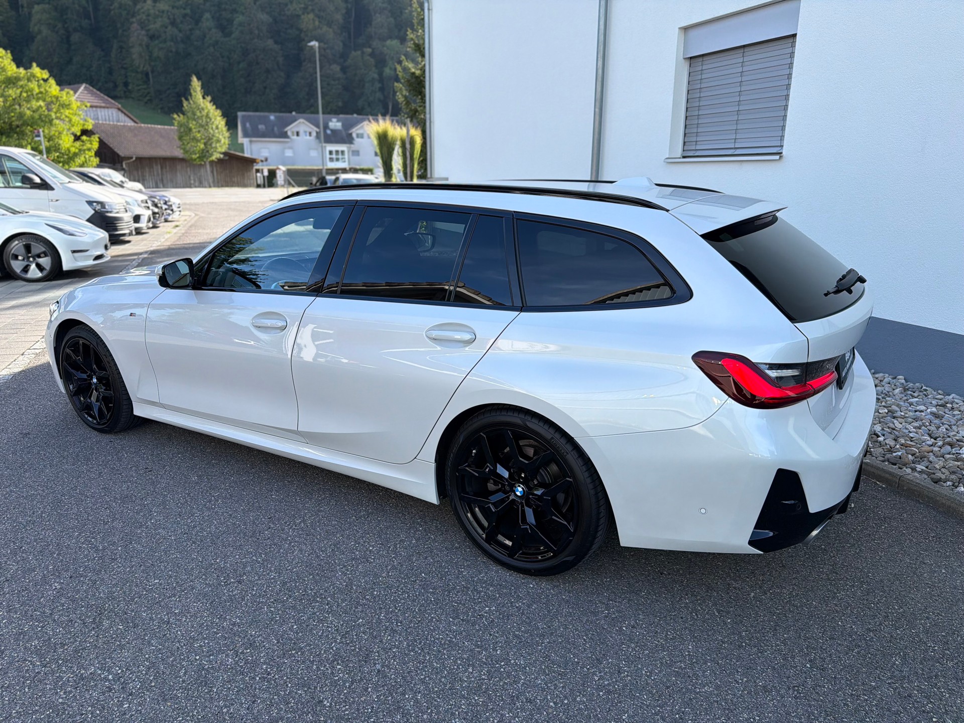 BMW 320d xDrive 48V Touring Steptronic M Sport-image-13
