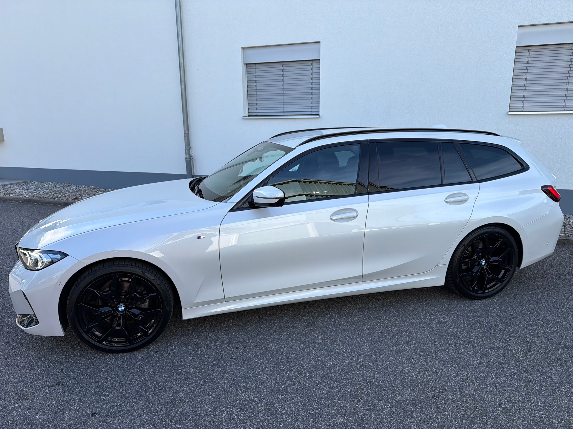 BMW 320d xDrive 48V Touring Steptronic M Sport-image-11
