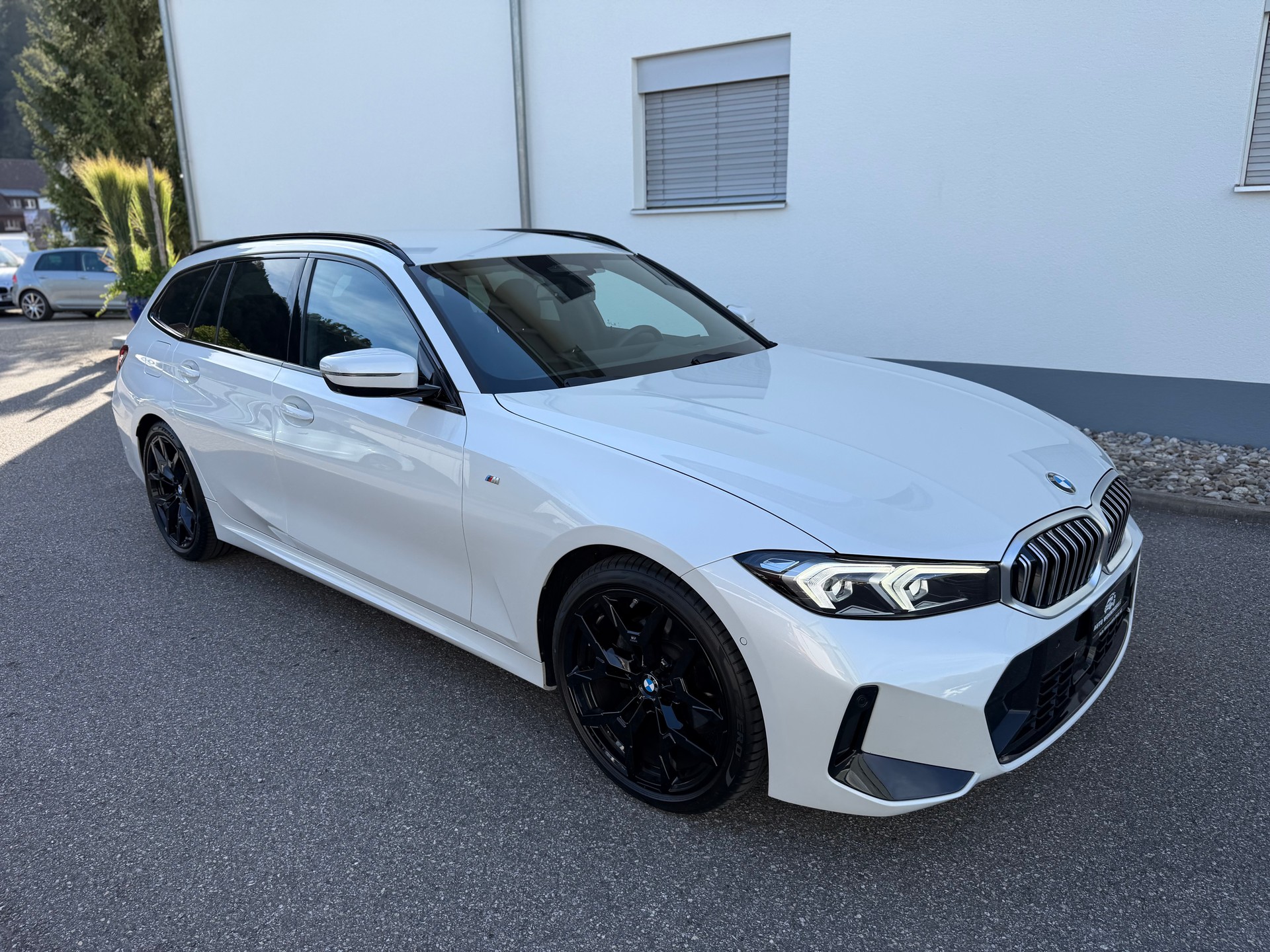 BMW 320d xDrive 48V Touring Steptronic M Sport-showroom-element-2