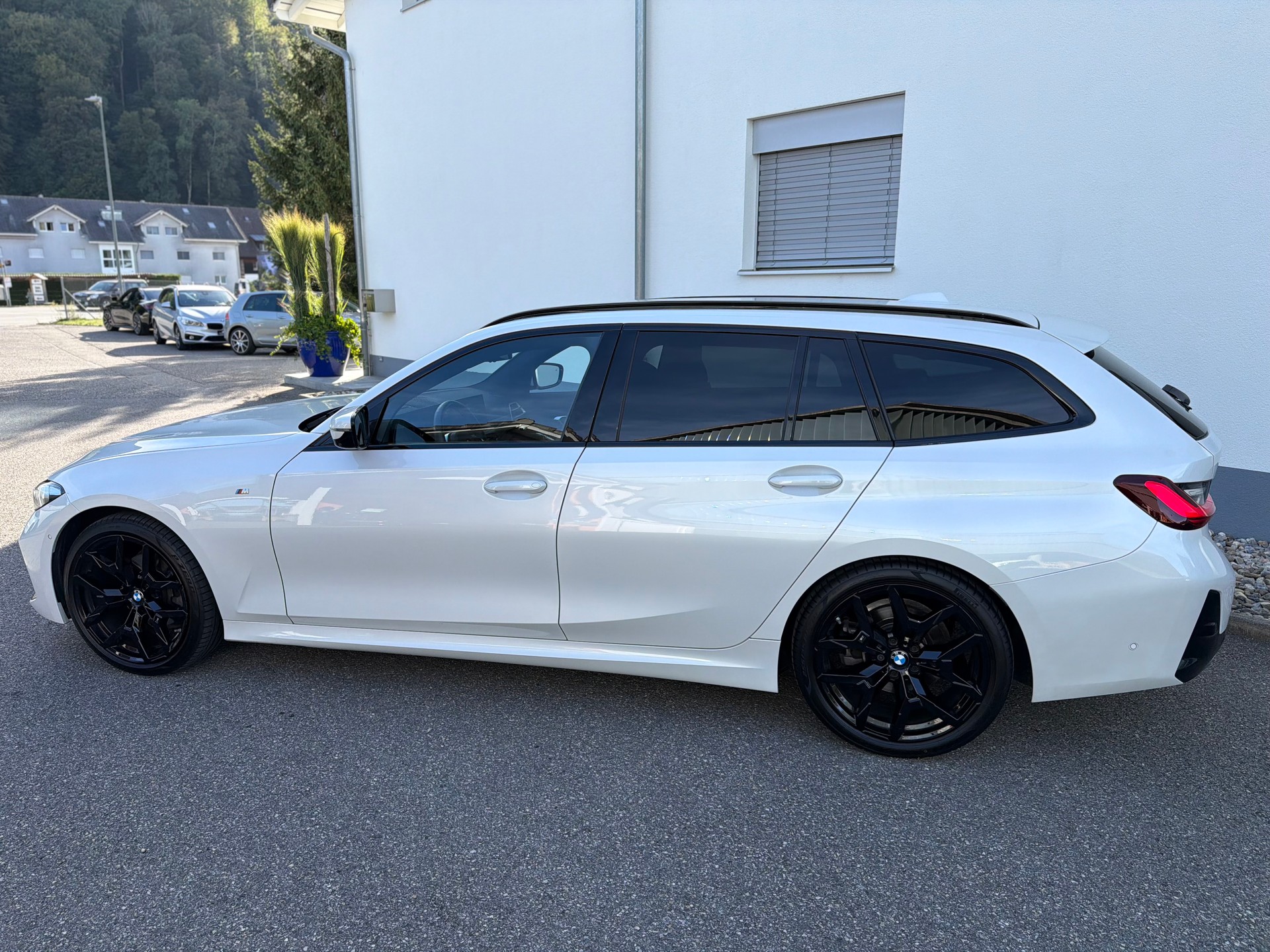 BMW 320d xDrive 48V Touring Steptronic M Sport-image-12