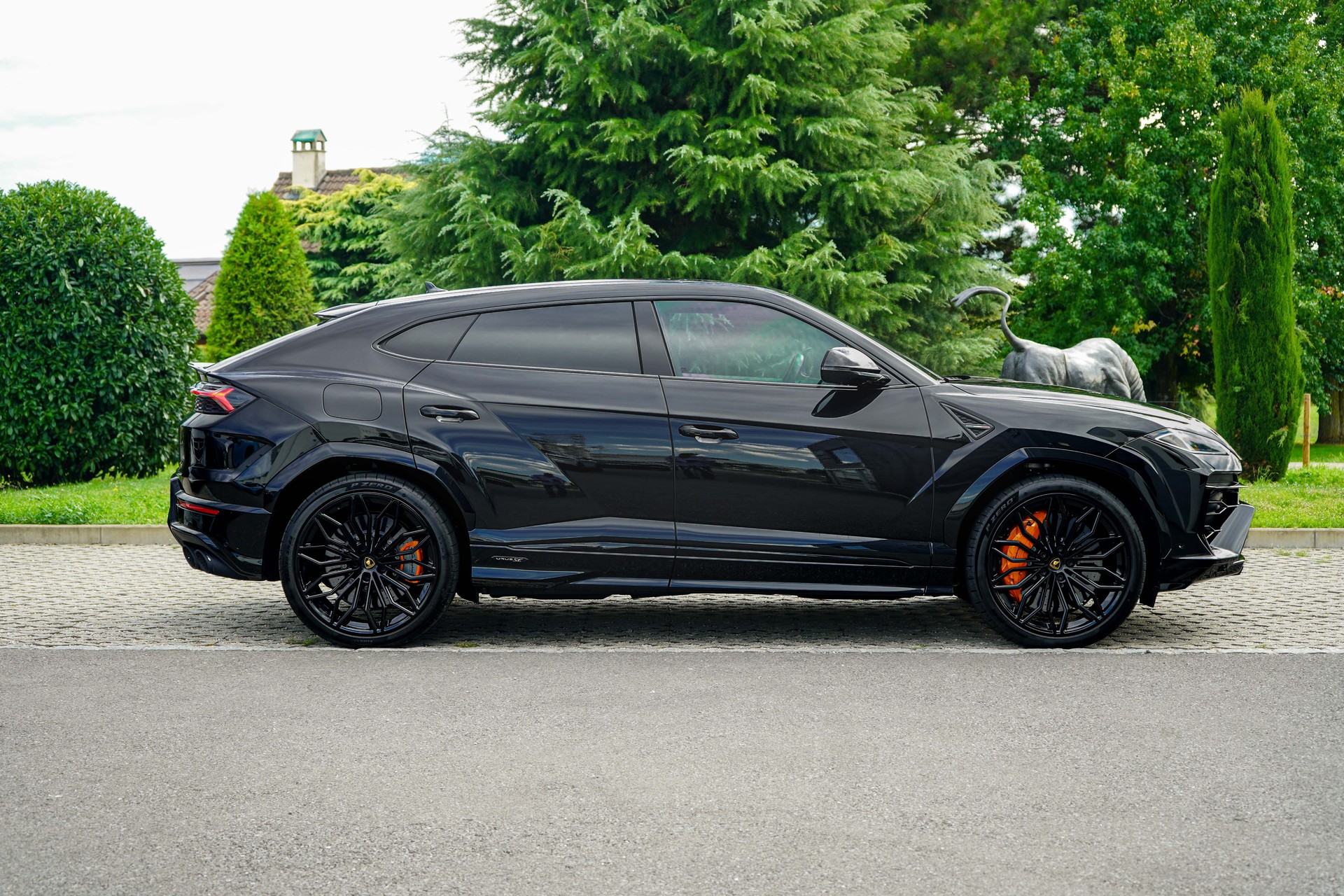 LAMBORGHINI URUS-image-3