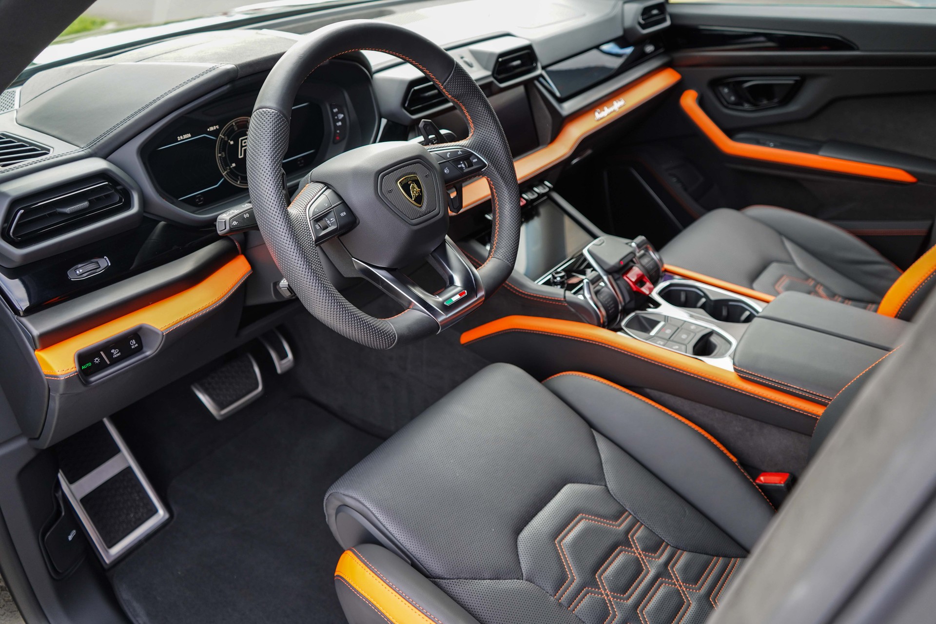 LAMBORGHINI URUS-image-6