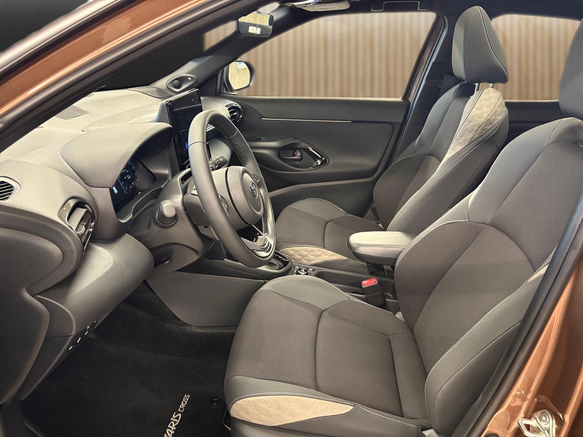 TOYOTA Yaris Cross 1.5 Premium AWDi e-CVT-image-11