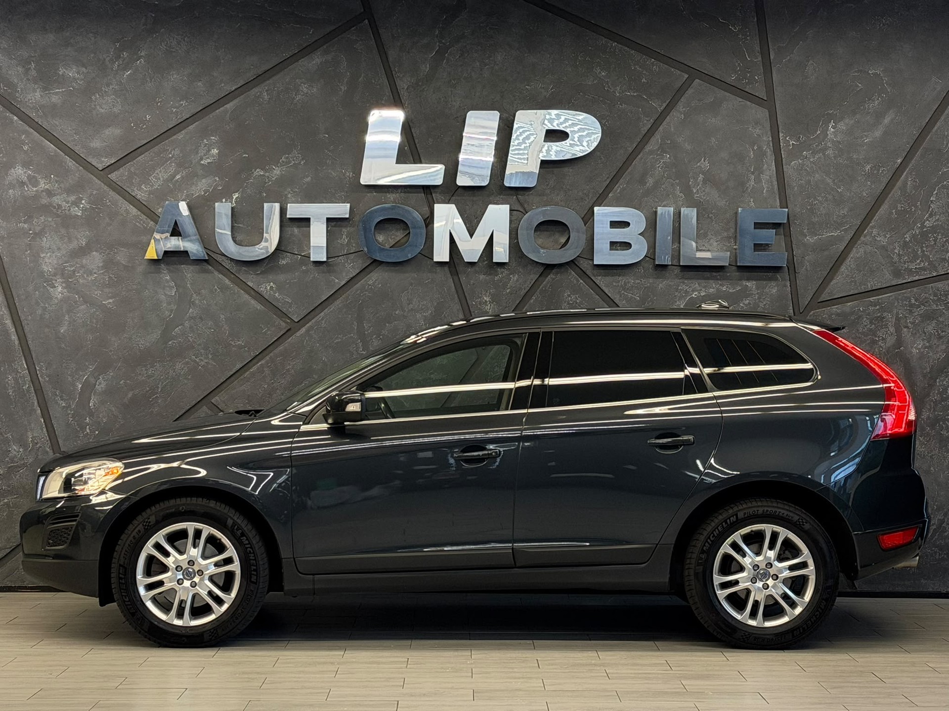 VOLVO XC60 D3 AWD Momentum Geartronic-image-4