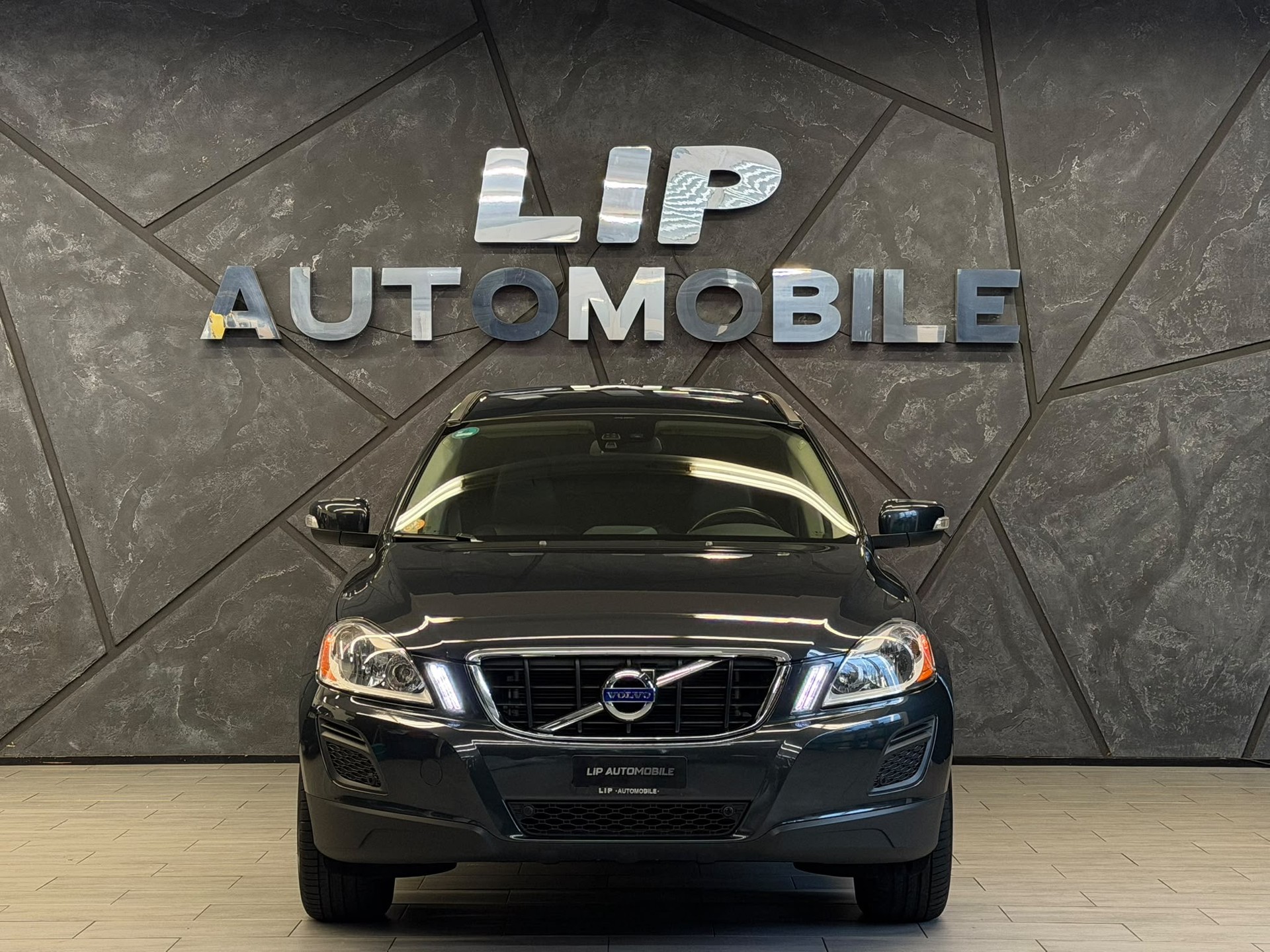 VOLVO XC60 D3 AWD Momentum Geartronic-showroom-element-1