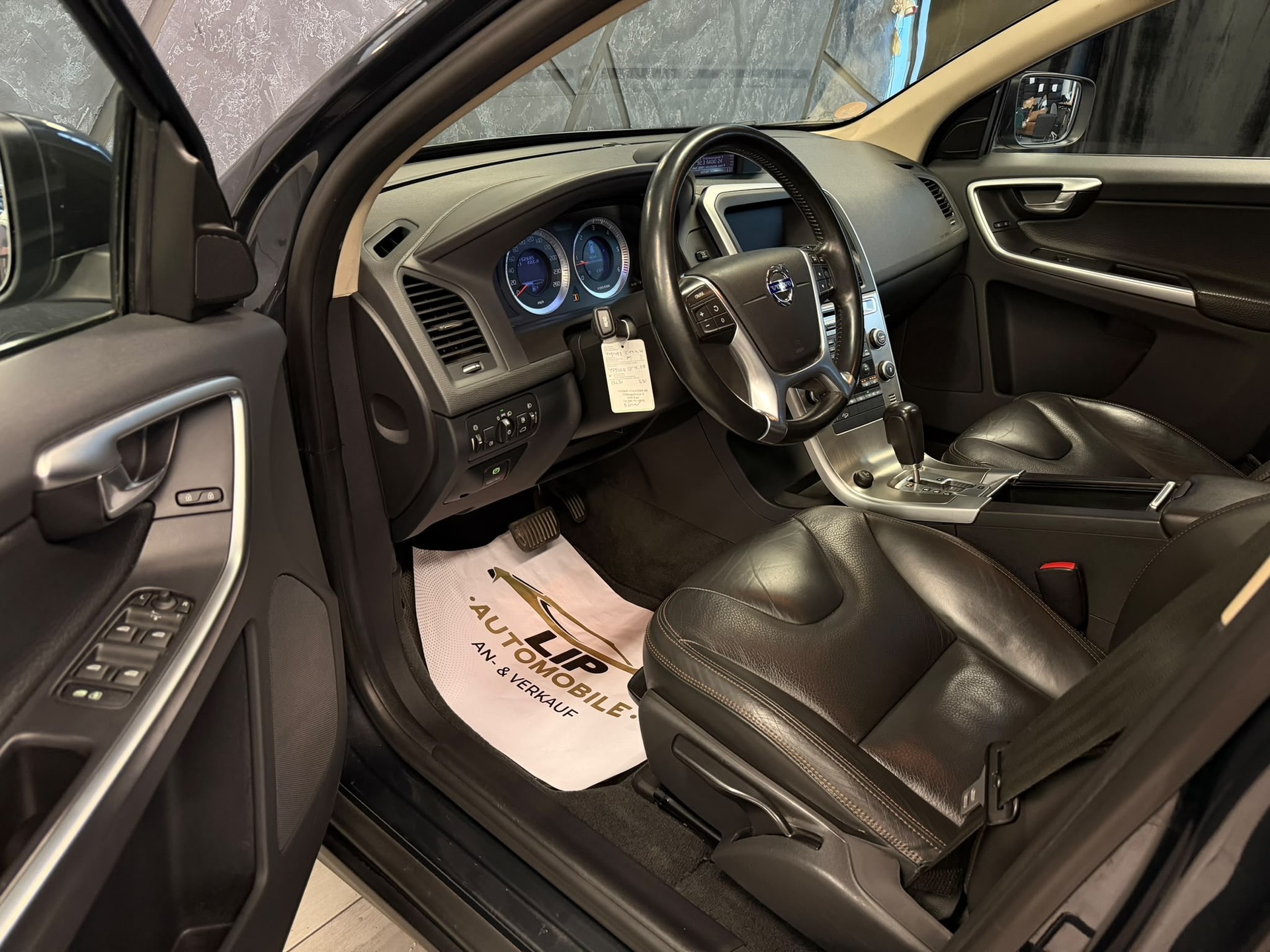 VOLVO XC60 D3 AWD Momentum Geartronic-image-11
