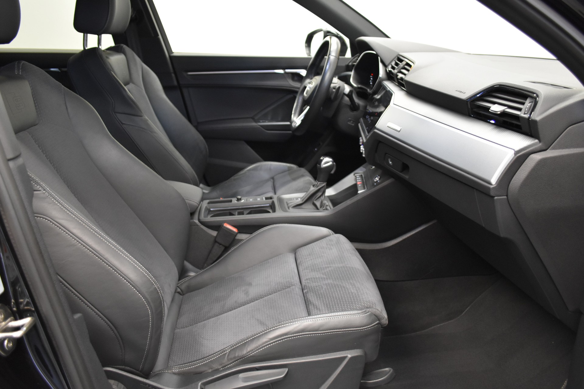 AUDI Q3 35 TFSI S line S-tronic-image-3