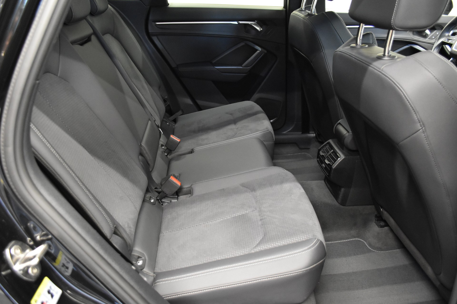 AUDI Q3 35 TFSI S line S-tronic-image-6