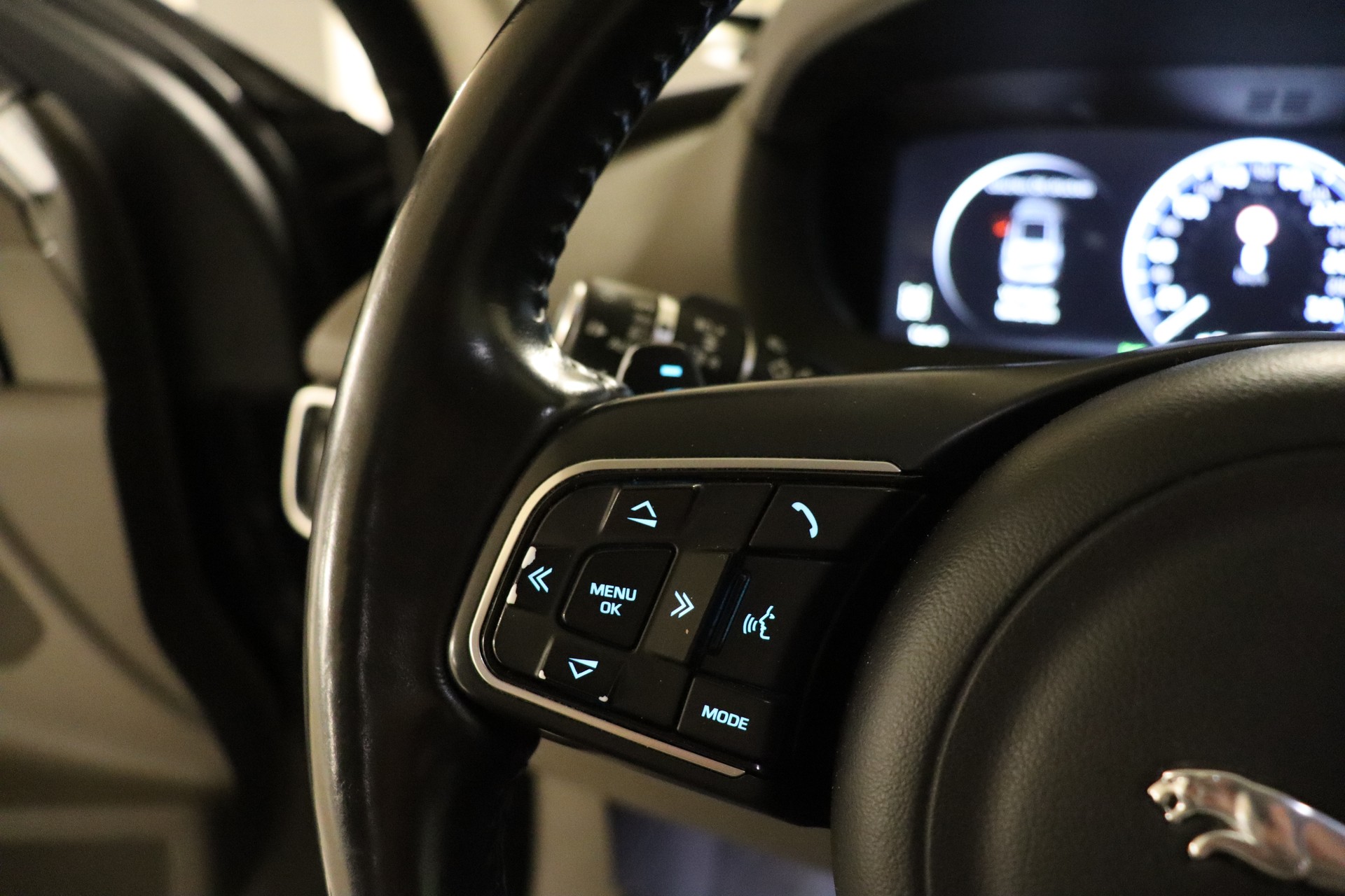 JAGUAR F-Pace 2.0d Prestige AWD Automatik **GARANTIE**-image-28