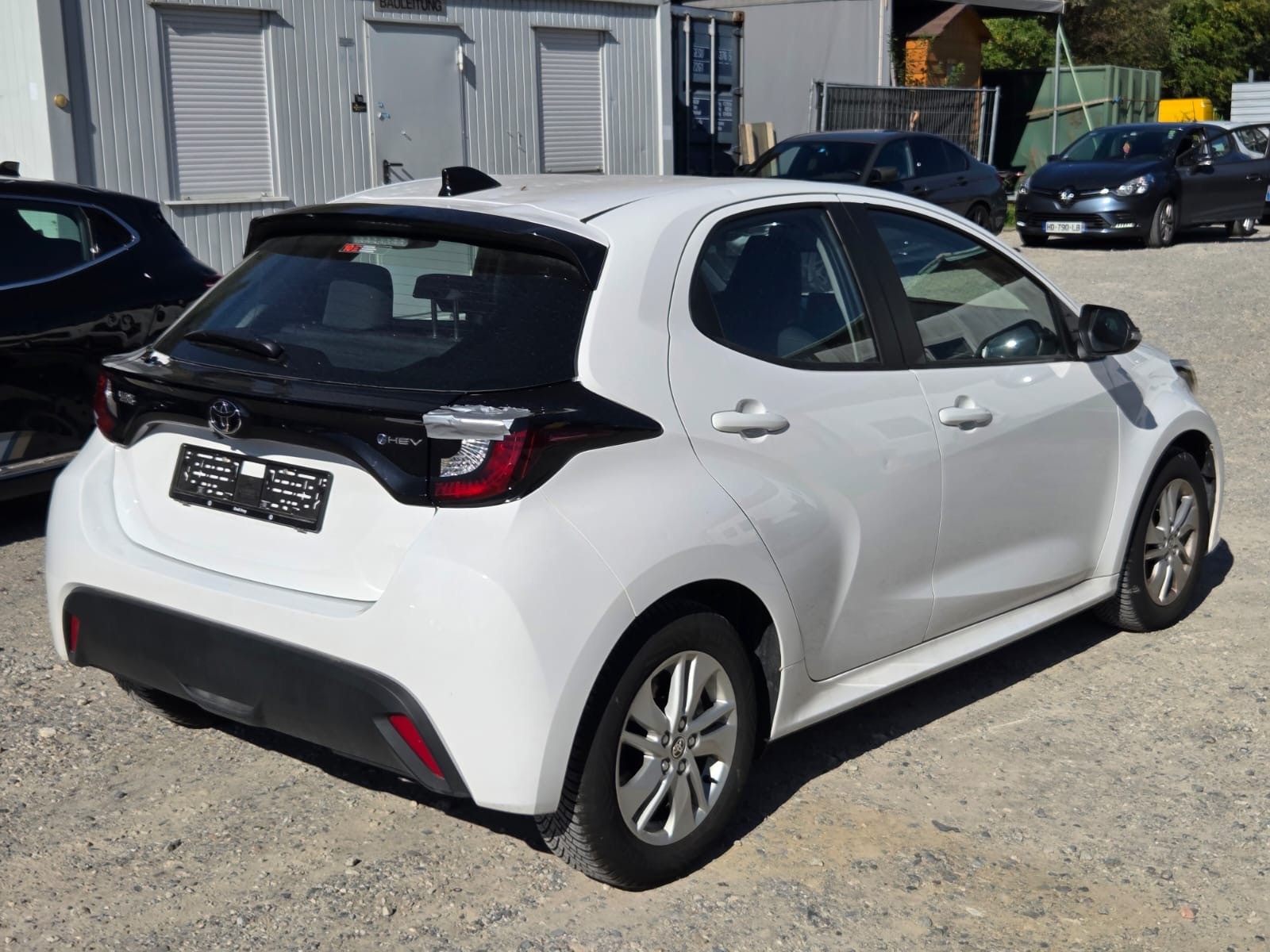 TOYOTA Yaris 1.5 Comfort e-CVT-image-3