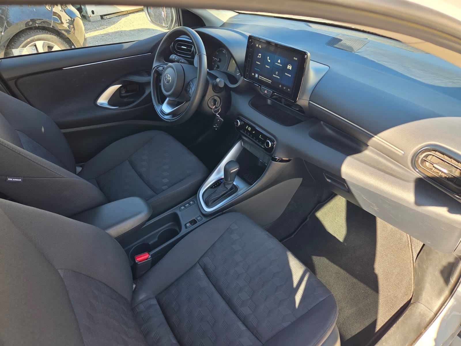 TOYOTA Yaris 1.5 Comfort e-CVT-image-9