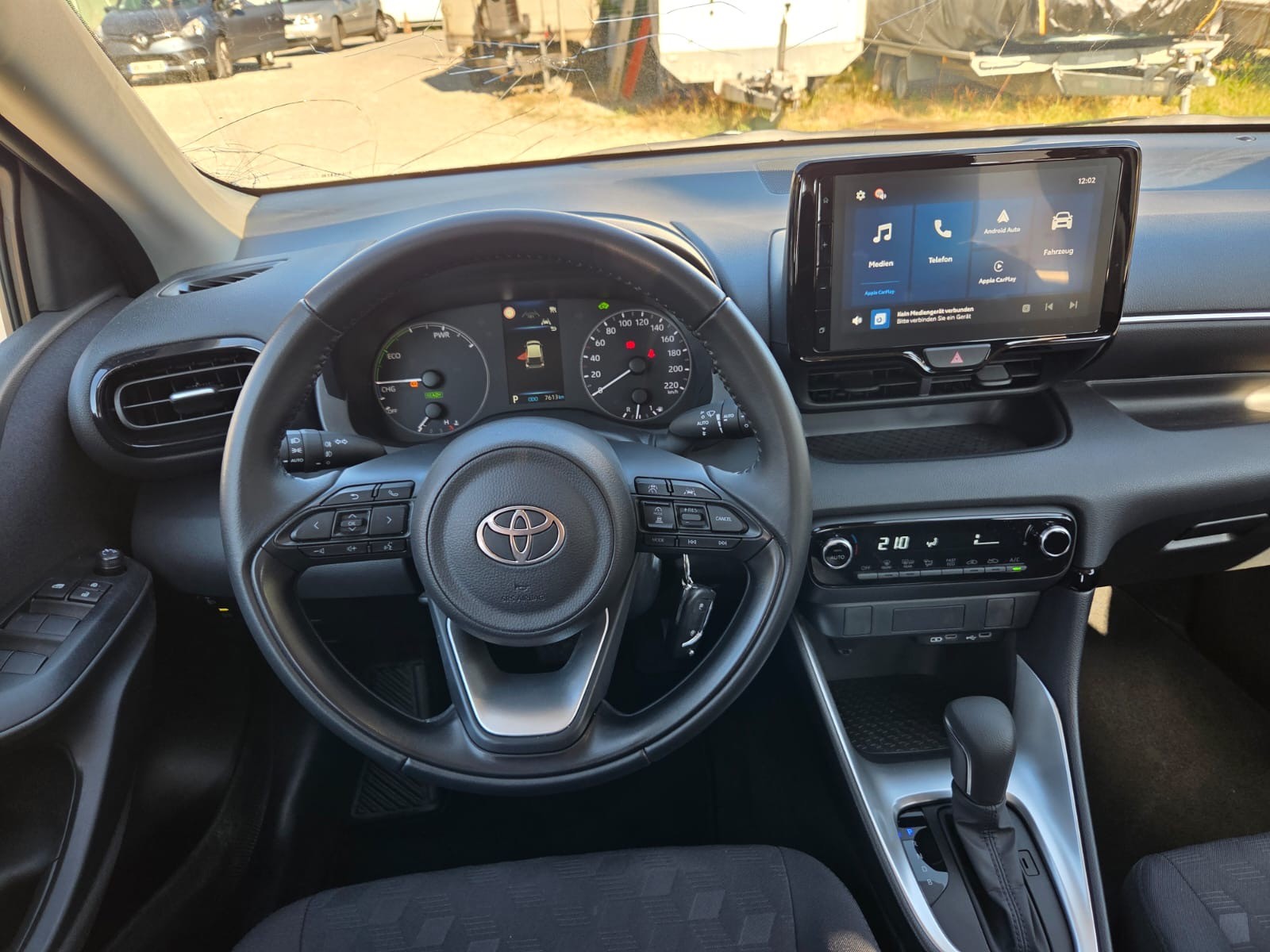 TOYOTA Yaris 1.5 Comfort e-CVT-image-6