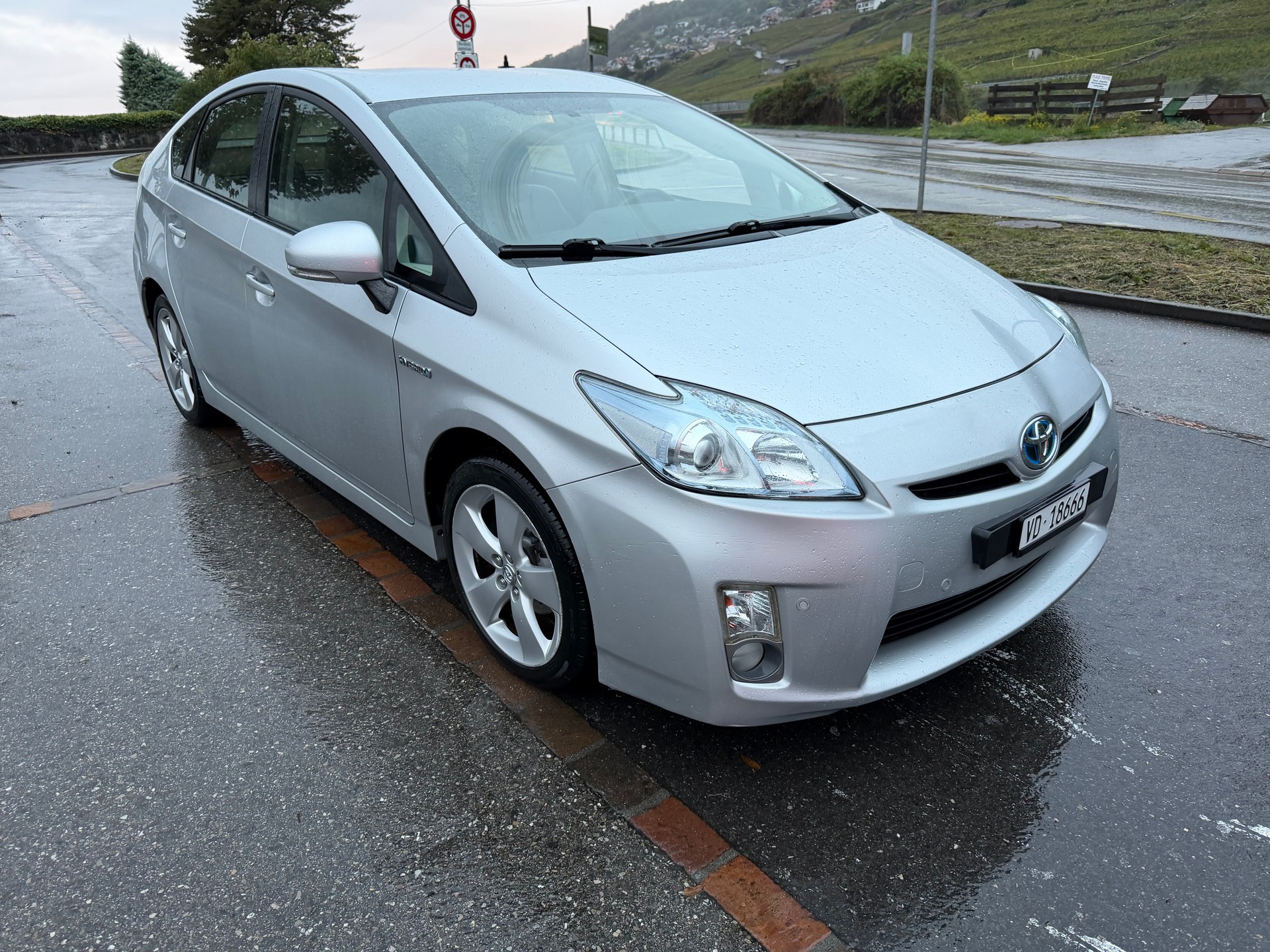 TOYOTA Prius 1.8 16V HSD Sol Premium-image-1