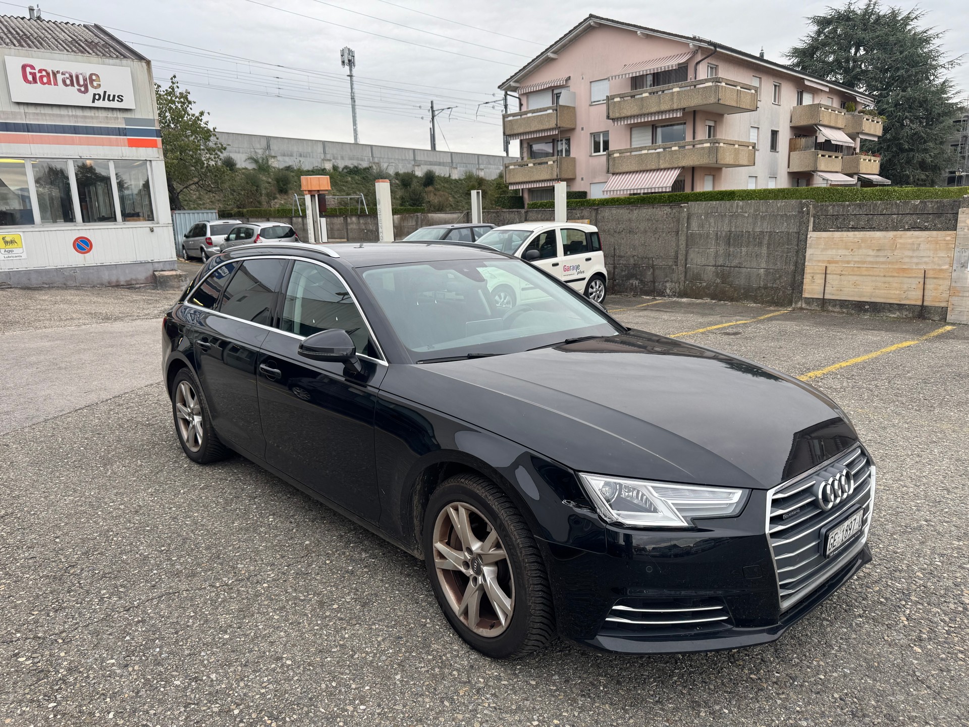 AUDI A4 Avant 2.0 TFSI Design quattro S-tronic-image-1