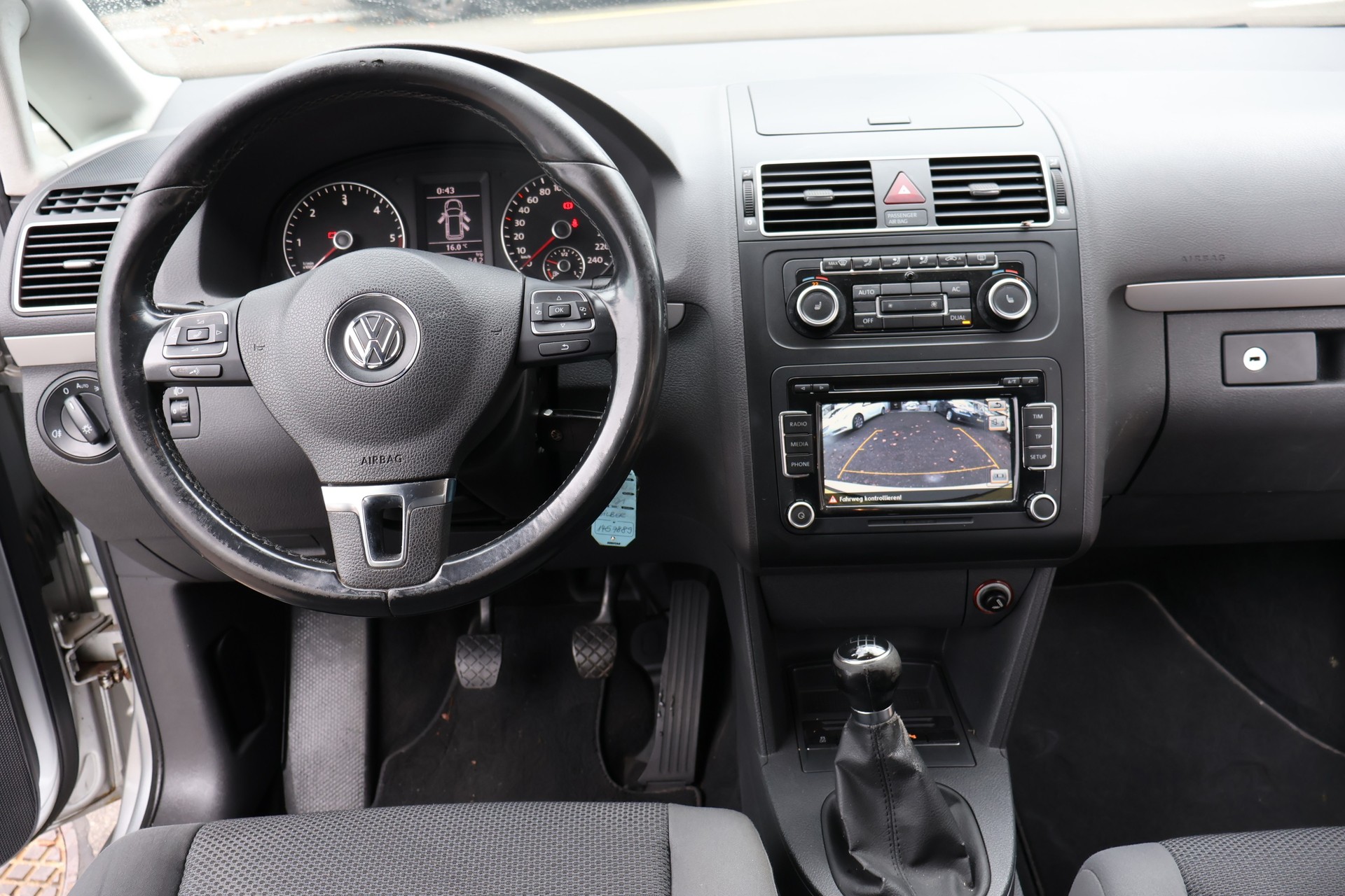 VW Touran 1.6 TDI BlueMotion Technology Trendline-image-14