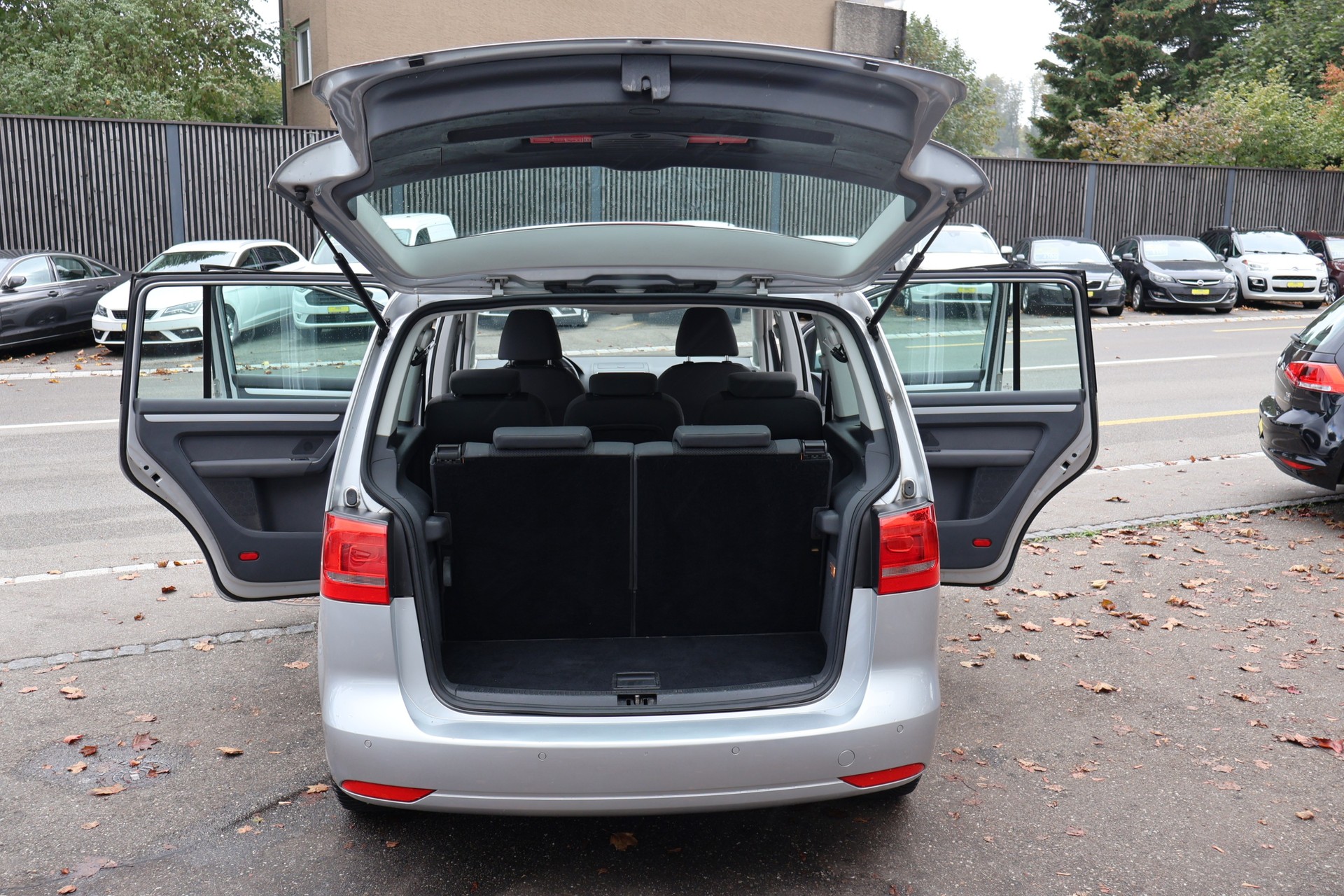 VW Touran 1.6 TDI BlueMotion Technology Trendline-image-8