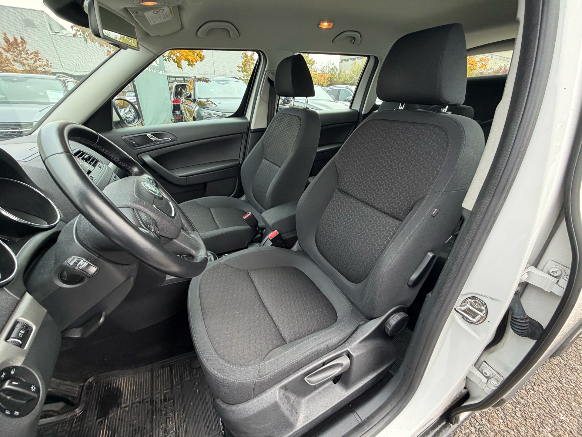 SKODA Yeti 1.6 TDI GL Ambition-image-8