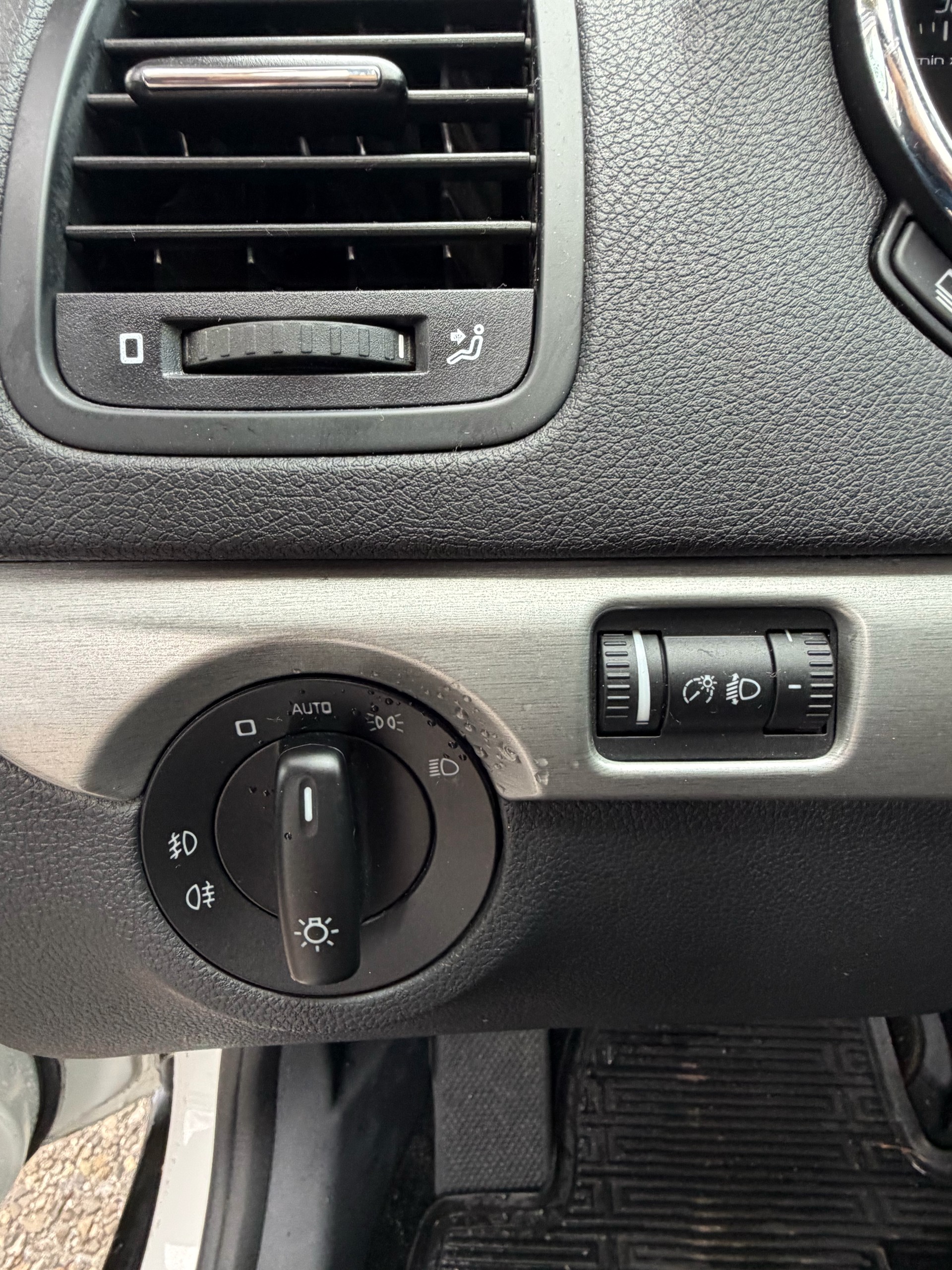 SKODA Yeti 1.6 TDI GL Ambition-image-13