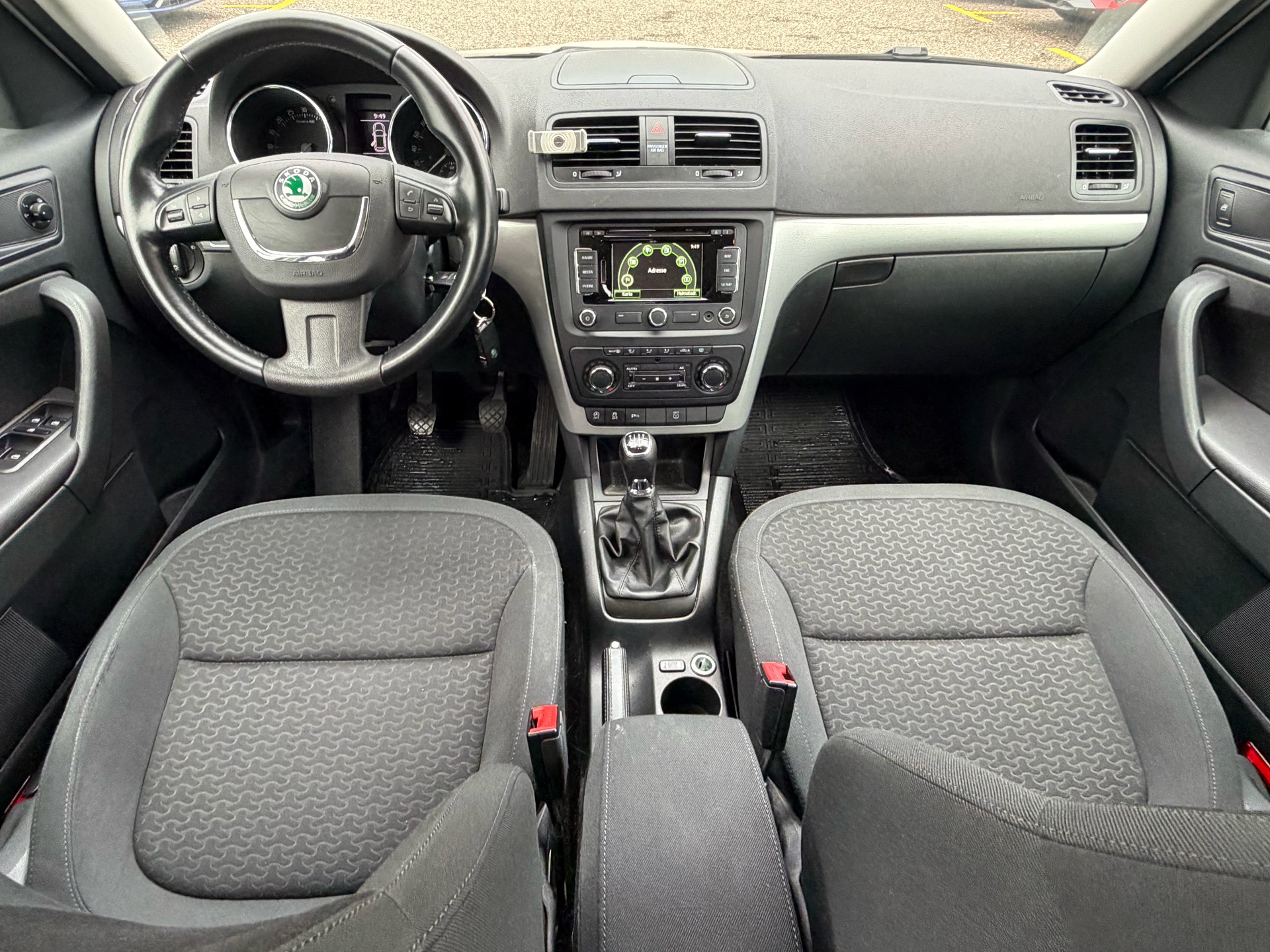 SKODA Yeti 1.6 TDI GL Ambition-image-9